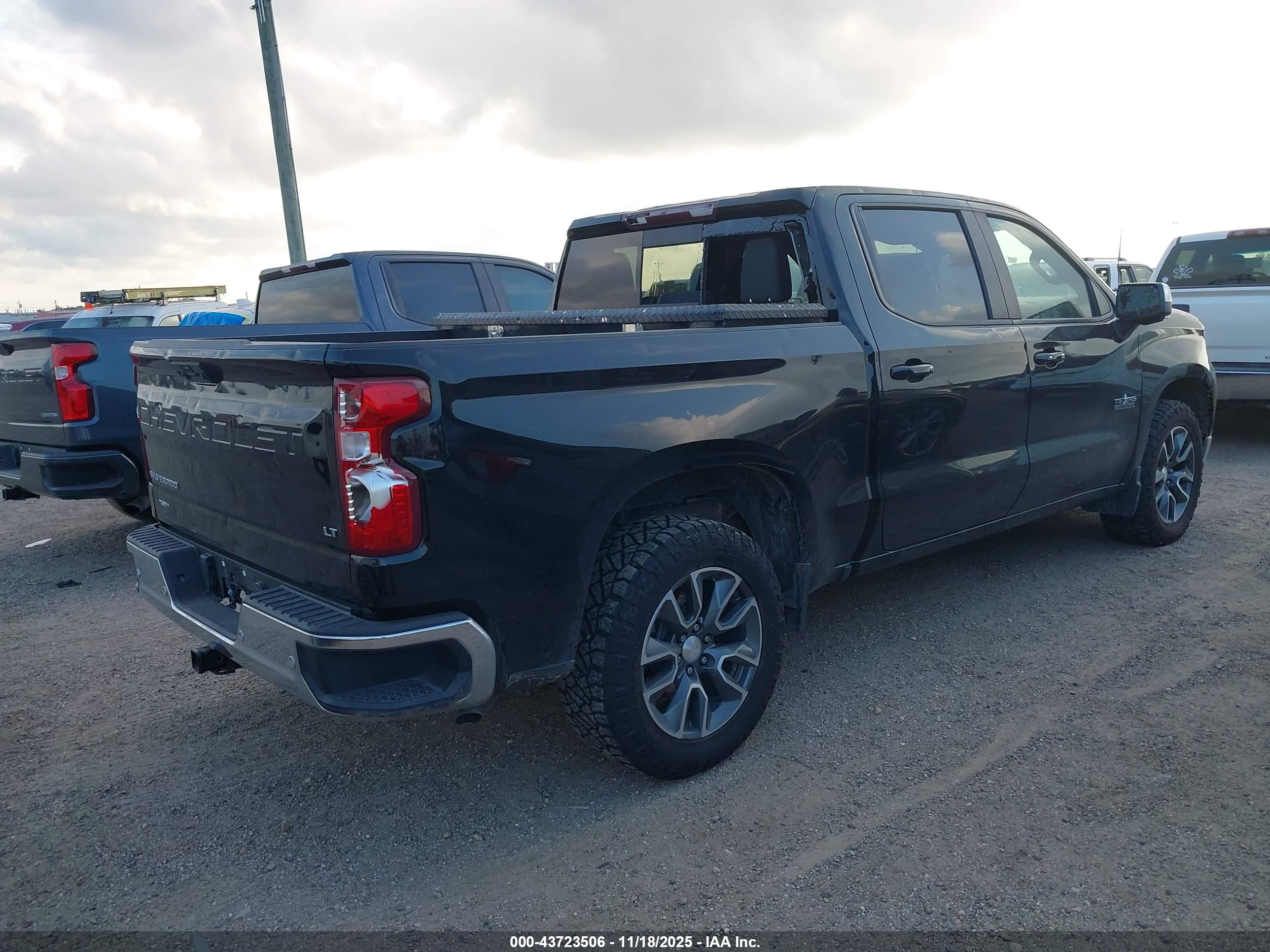 CHEVROLET SILVERADO image 4