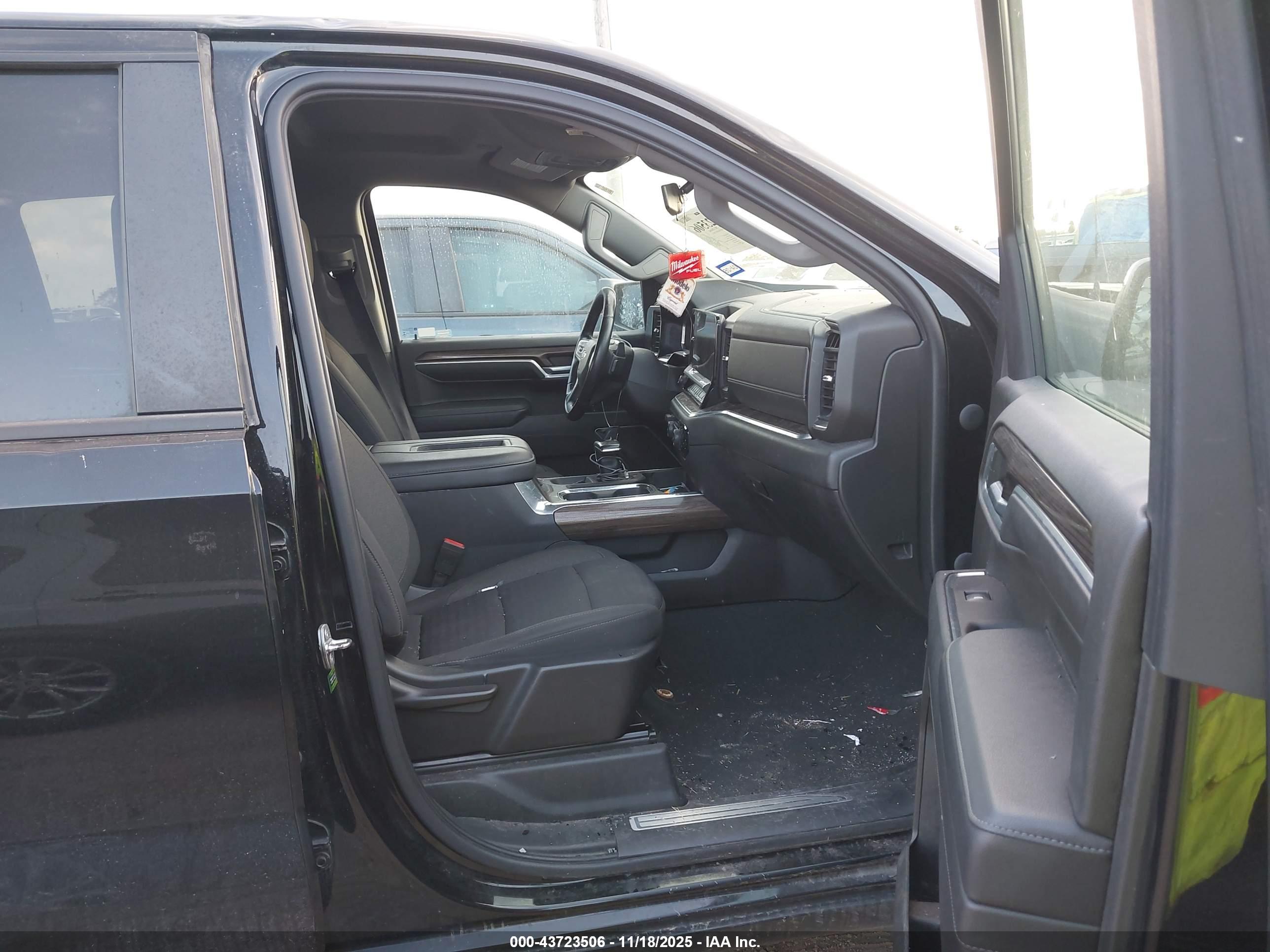 CHEVROLET SILVERADO image 5