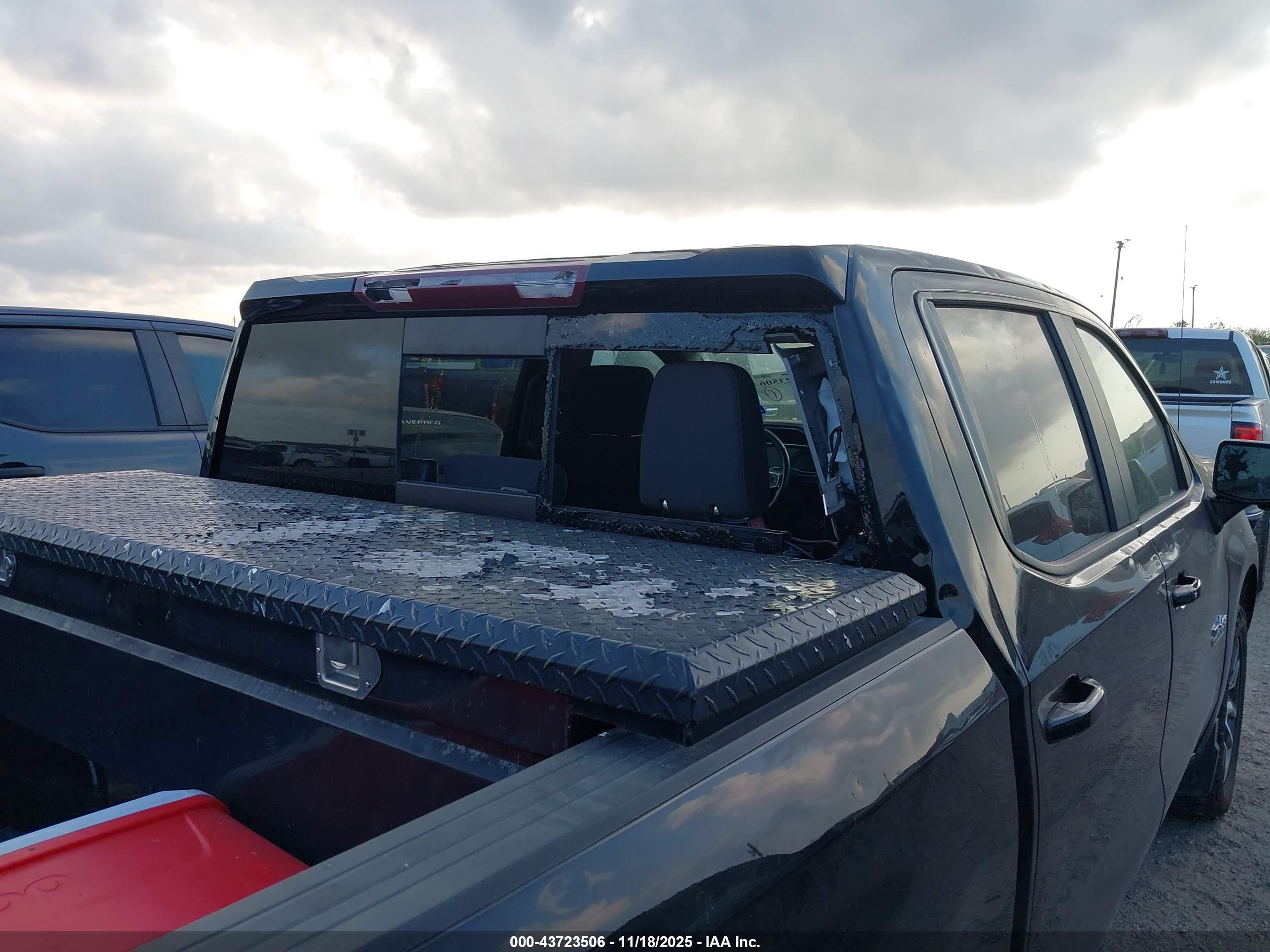 CHEVROLET SILVERADO image 6