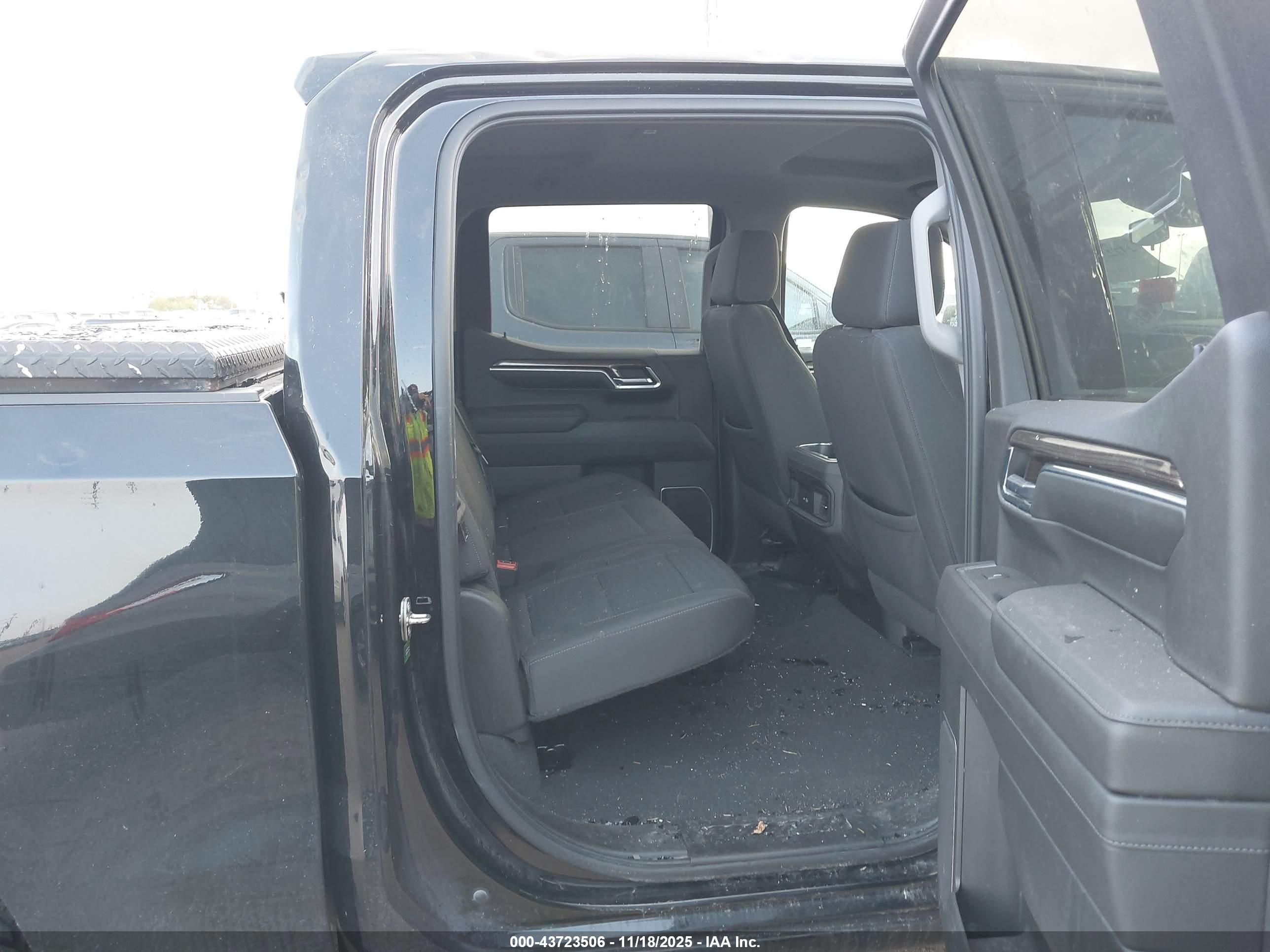 CHEVROLET SILVERADO image 8
