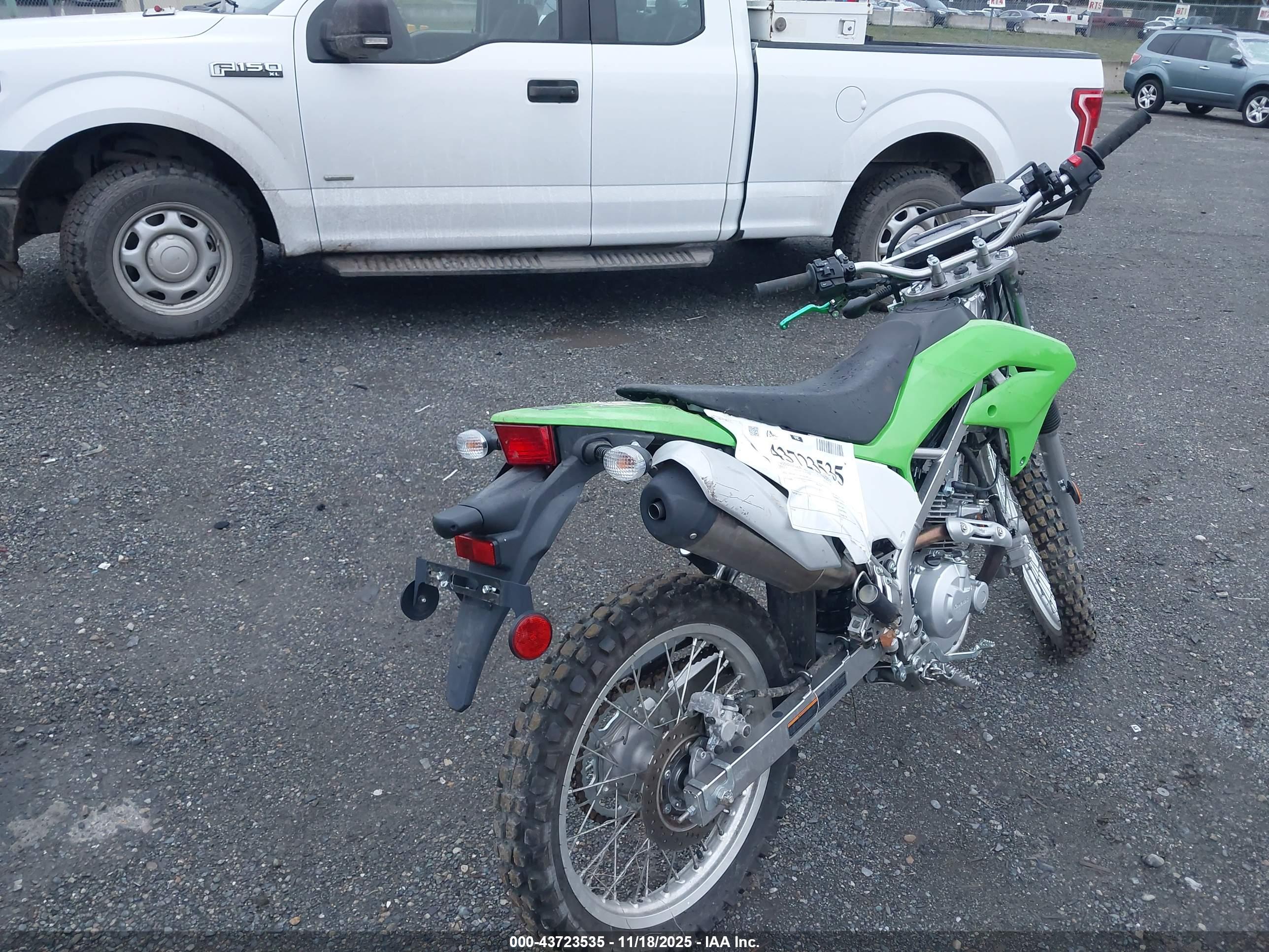 KAWASAKI KLX230 image 4