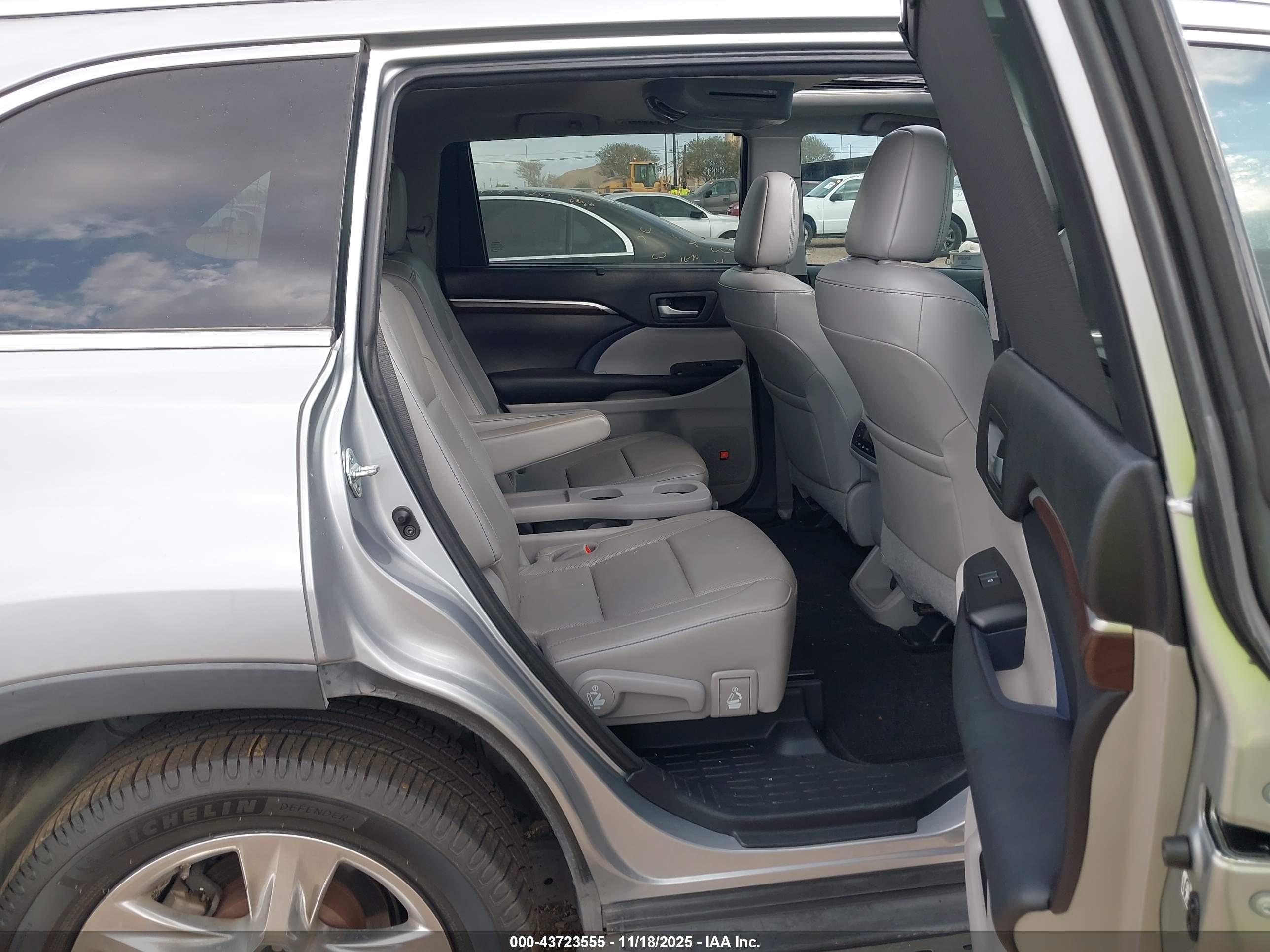 TOYOTA HIGHLANDER image 8