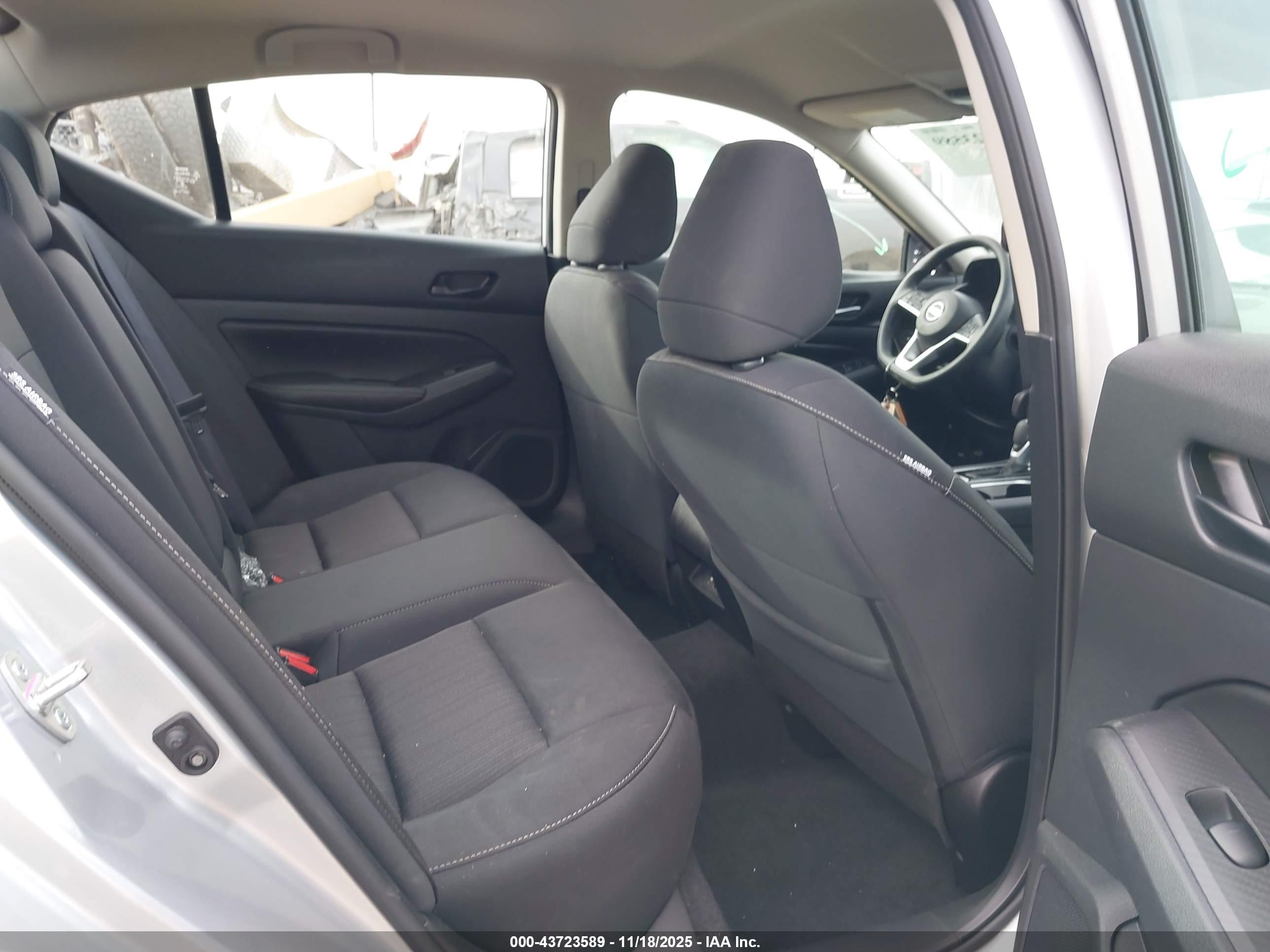NISSAN ALTIMA image 8