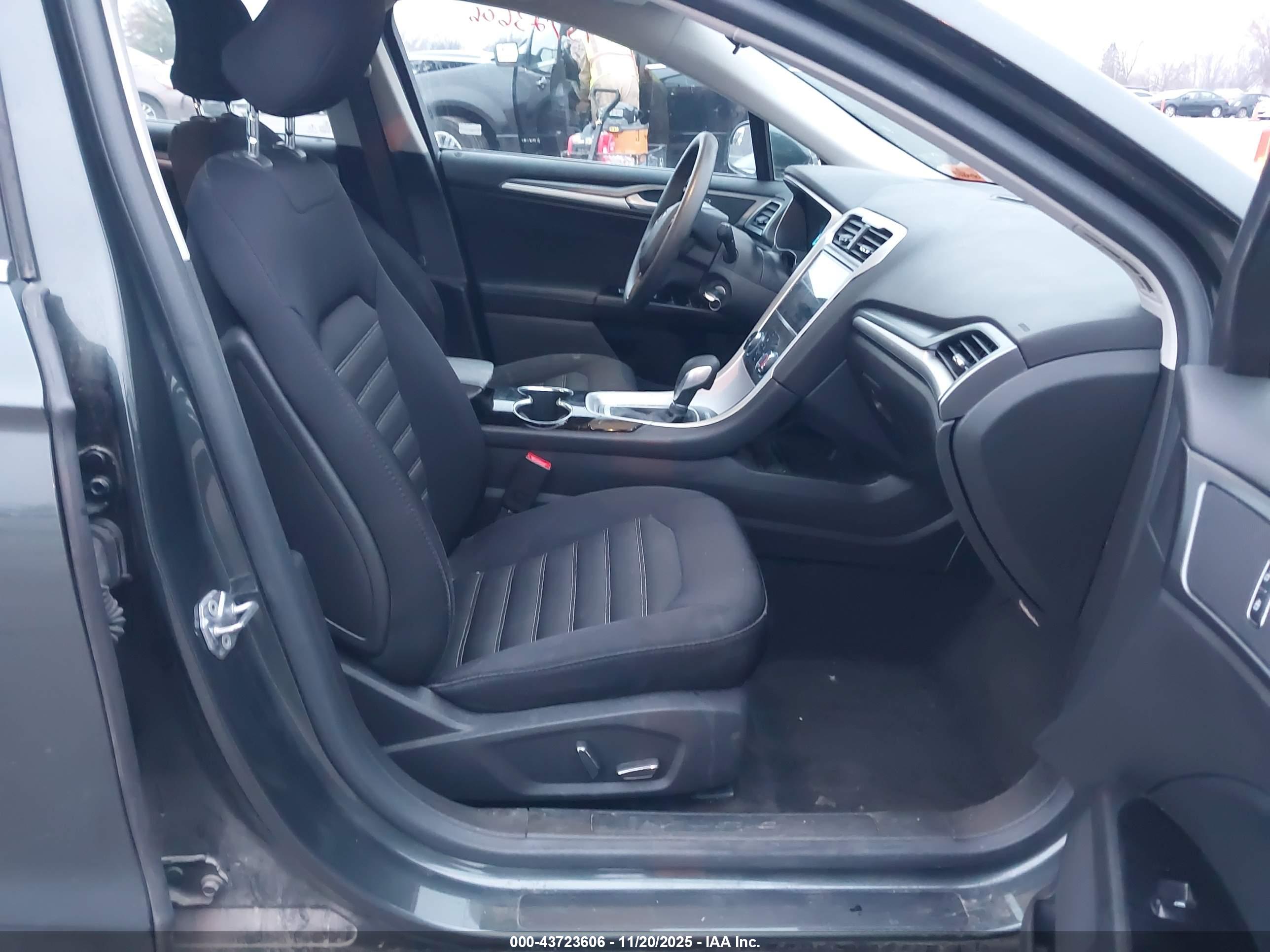 FORD FUSION image 5