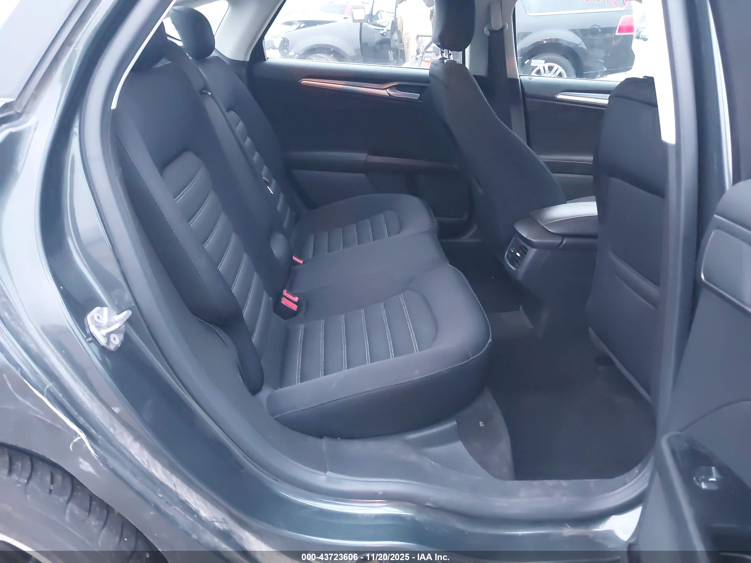 FORD FUSION image 8