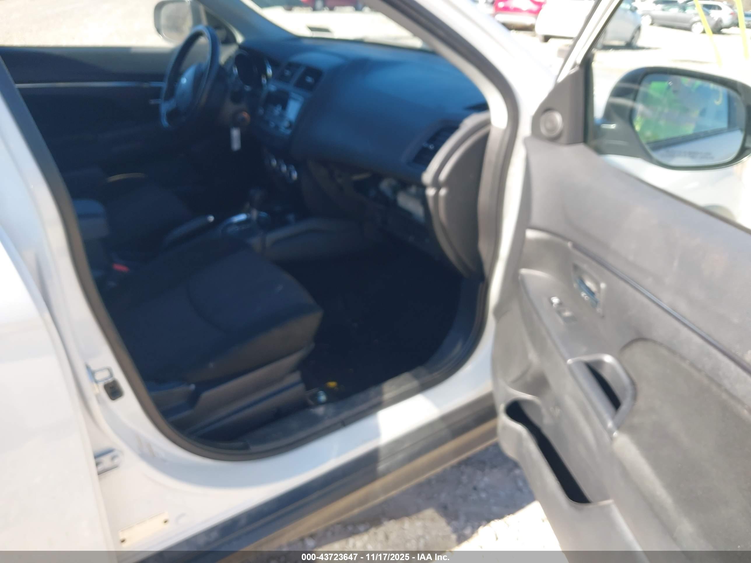 MITSUBISHI OUTLANDER image 5