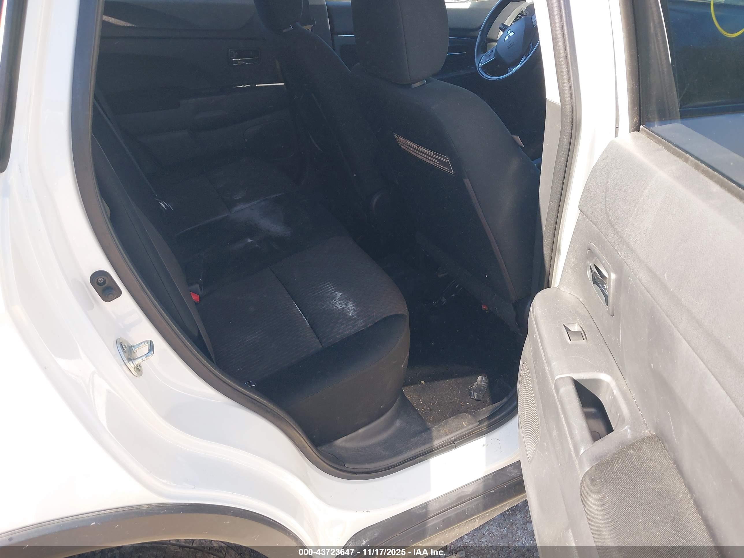MITSUBISHI OUTLANDER image 8