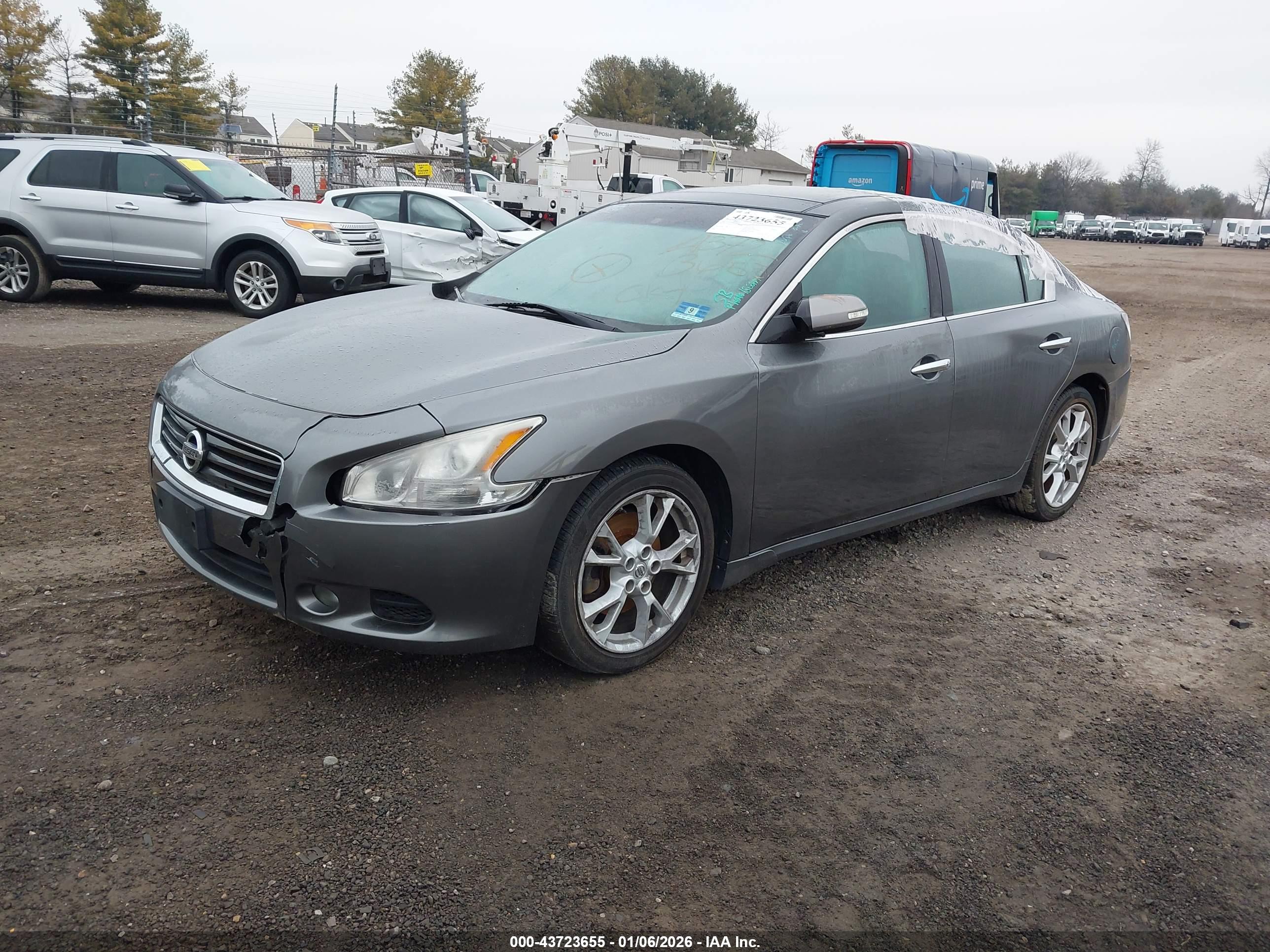 NISSAN MAXIMA image 2