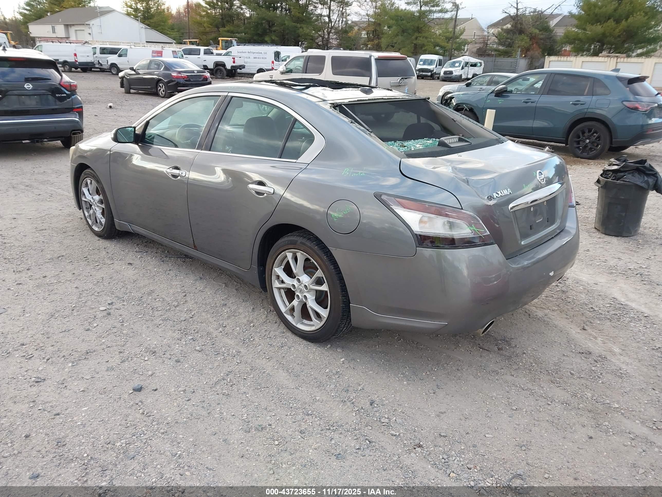 NISSAN MAXIMA image 3