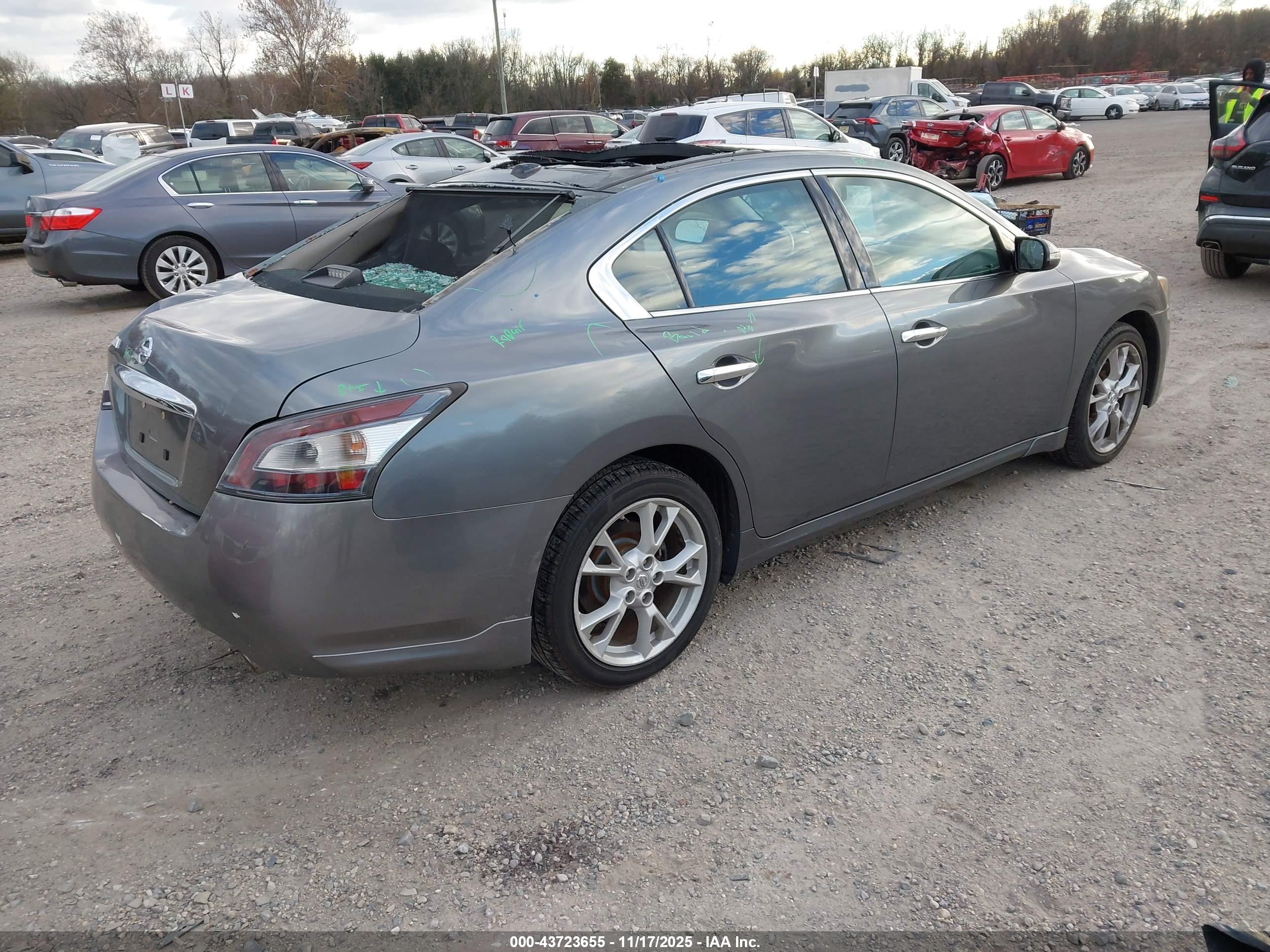 NISSAN MAXIMA image 4