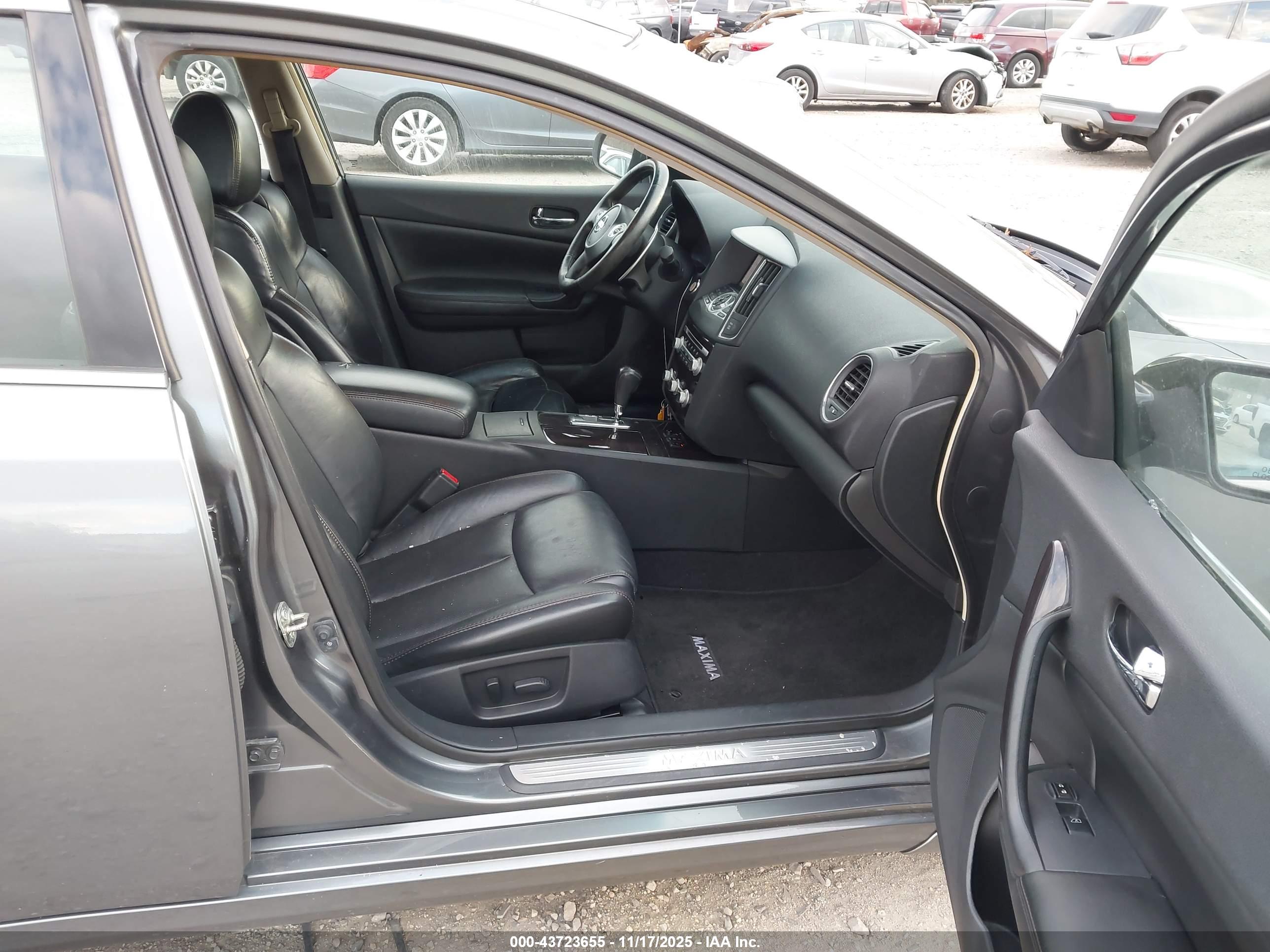 NISSAN MAXIMA image 5