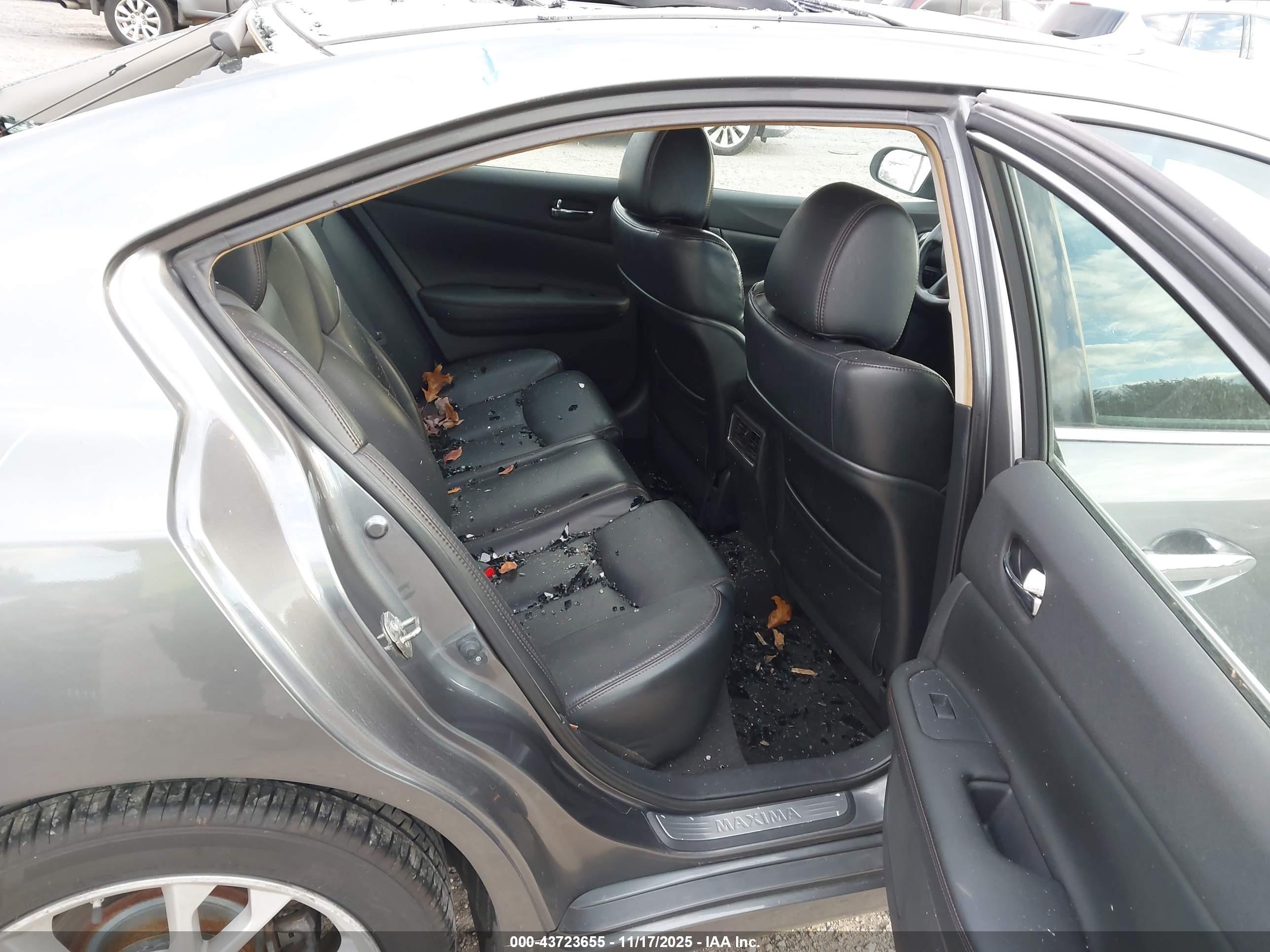 NISSAN MAXIMA image 8