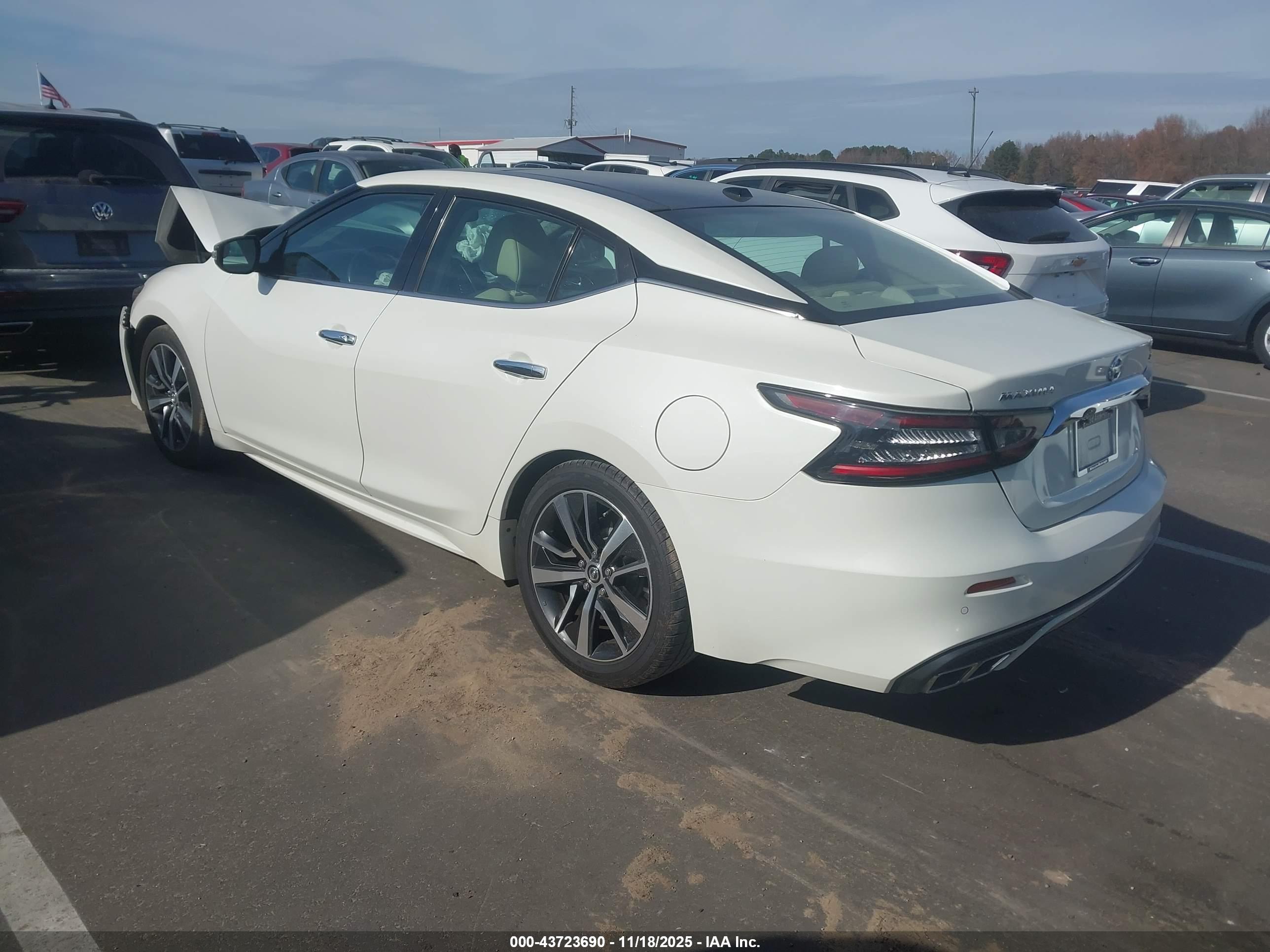 NISSAN MAXIMA image 3
