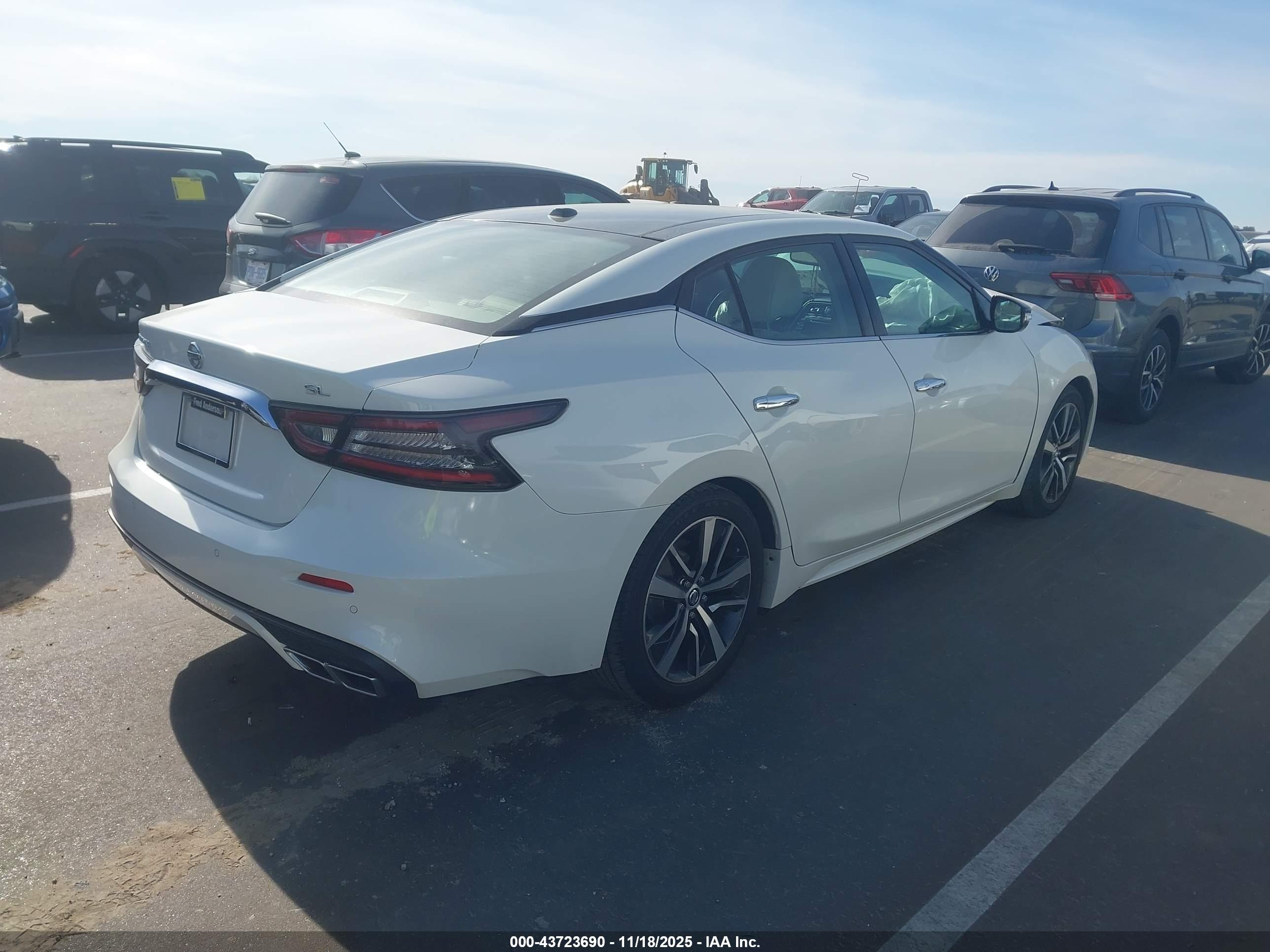 NISSAN MAXIMA image 4