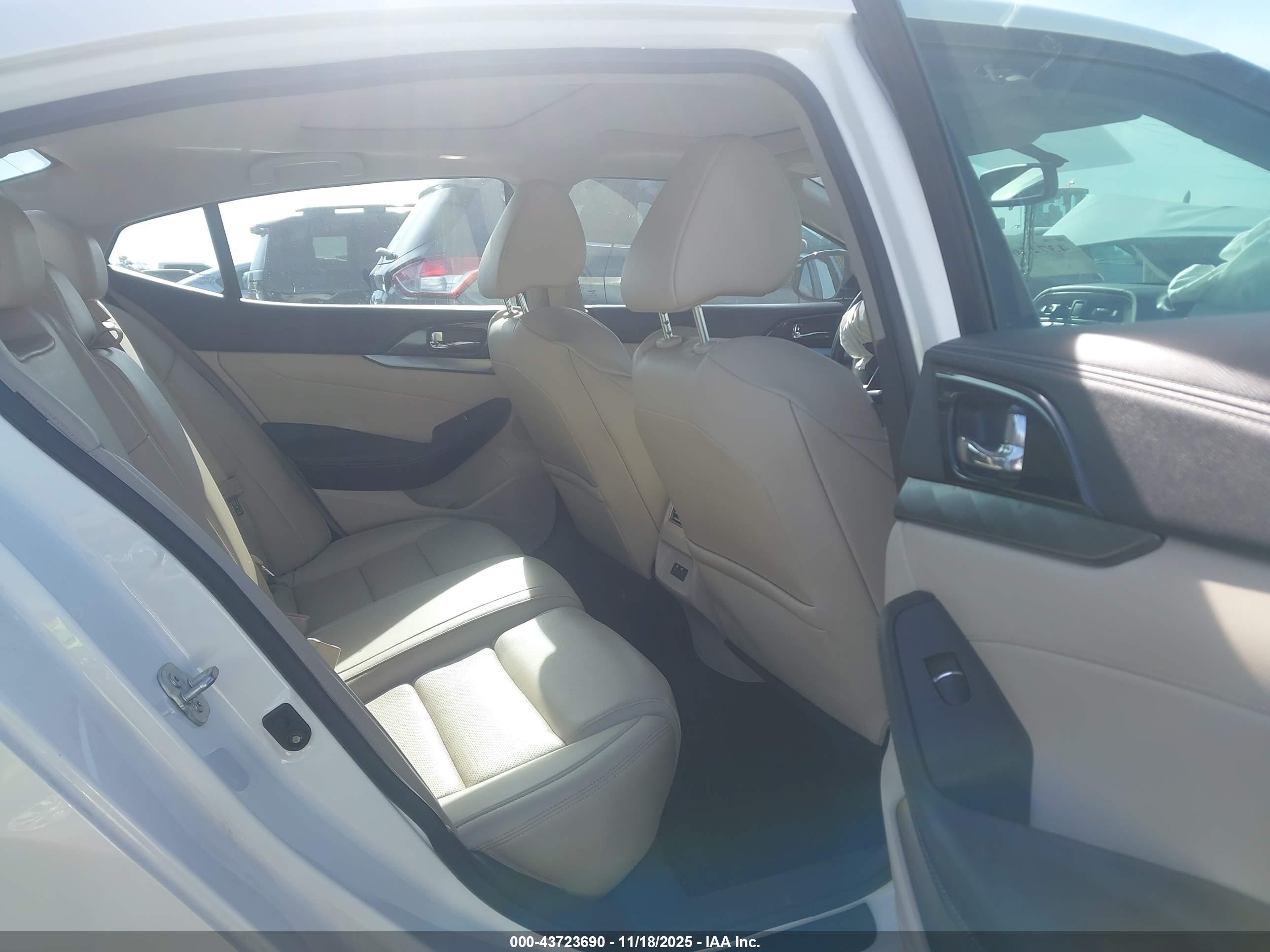 NISSAN MAXIMA image 8