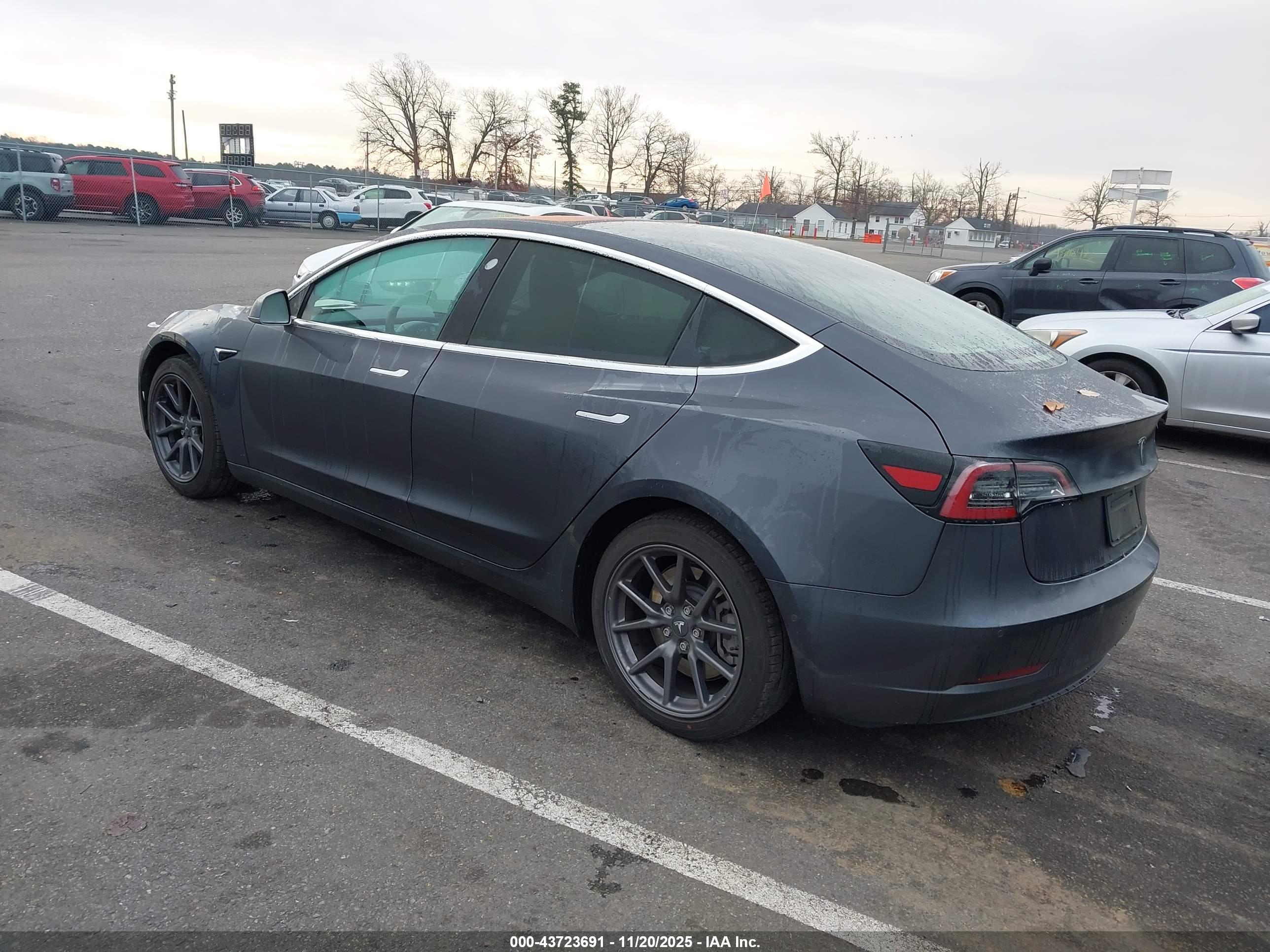 TESLA MODEL image 3