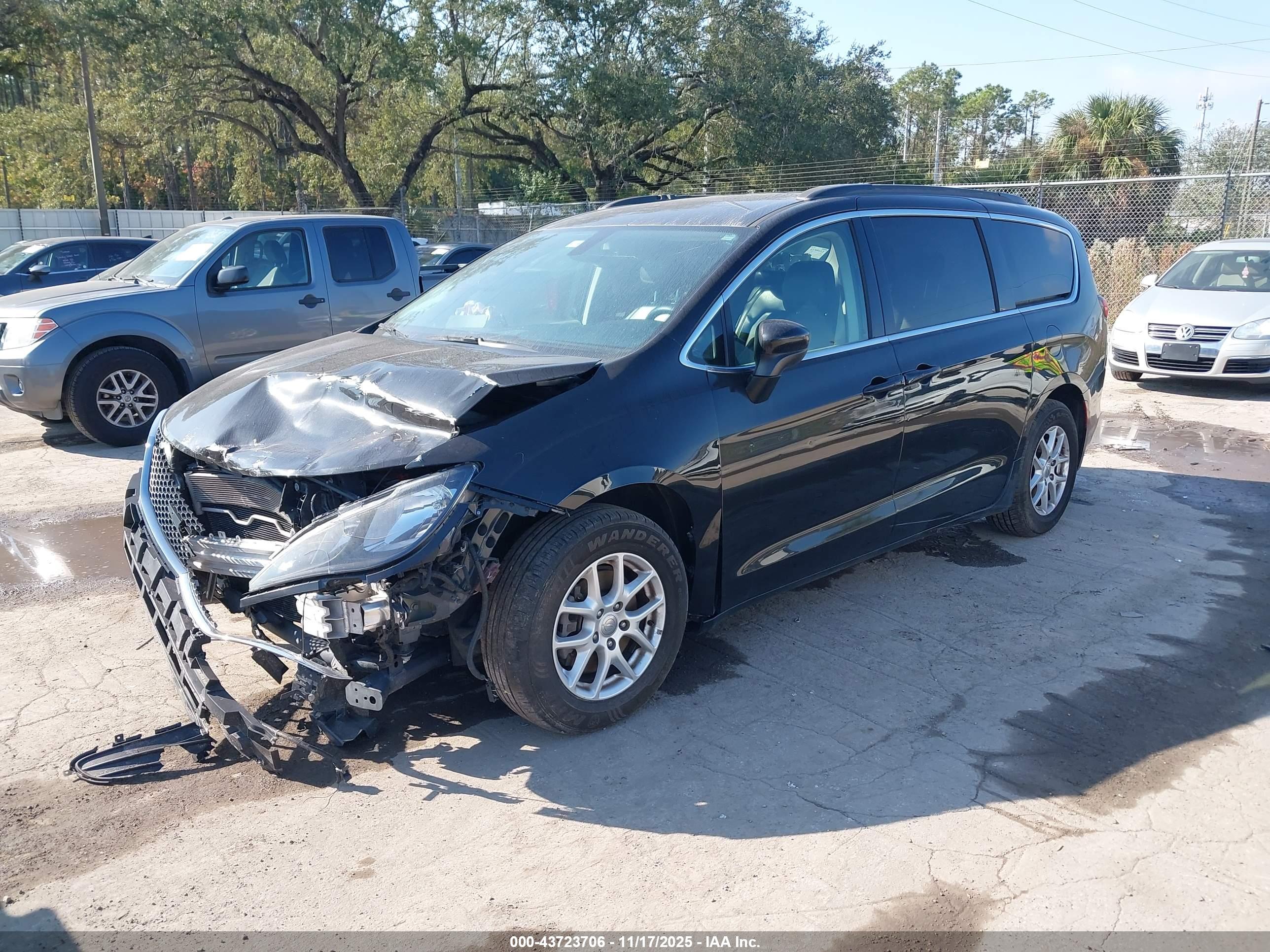 CHRYSLER VOYAGER image 2
