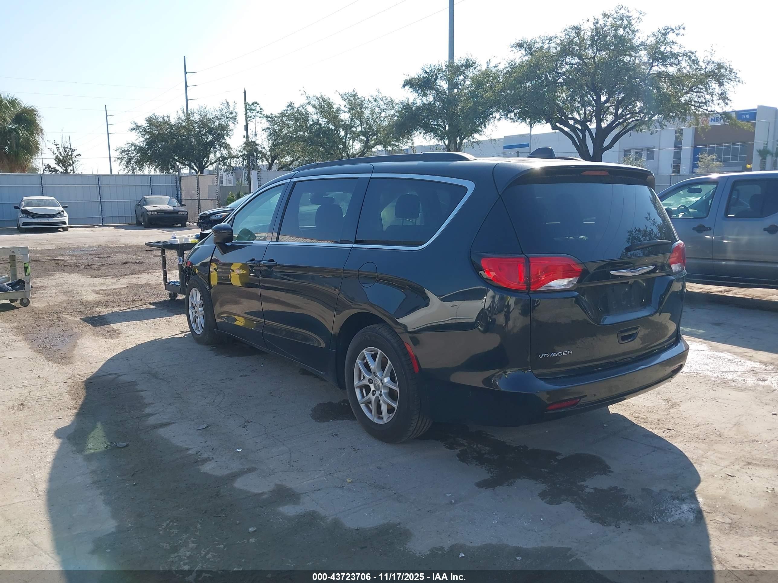 CHRYSLER VOYAGER image 3