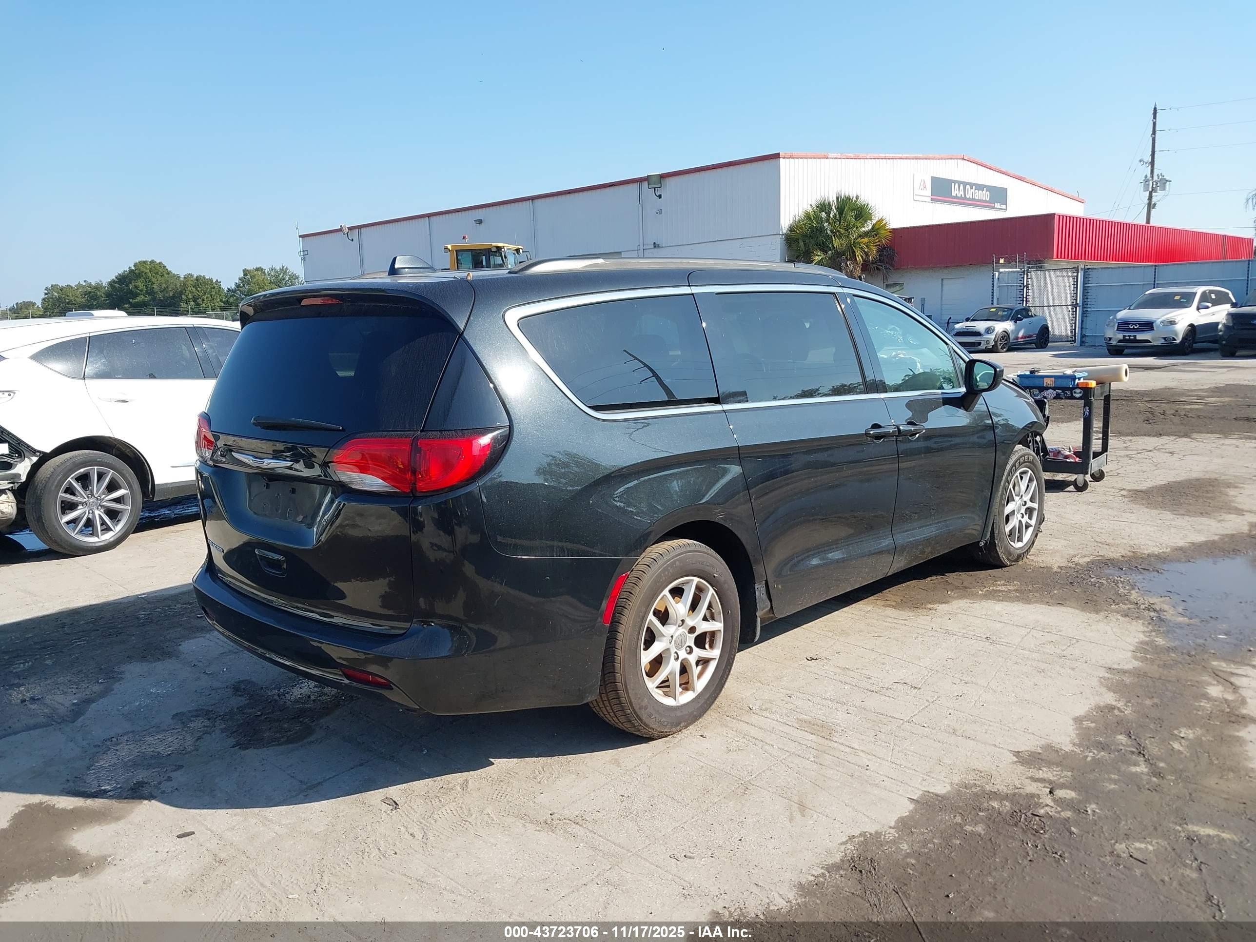 CHRYSLER VOYAGER image 4