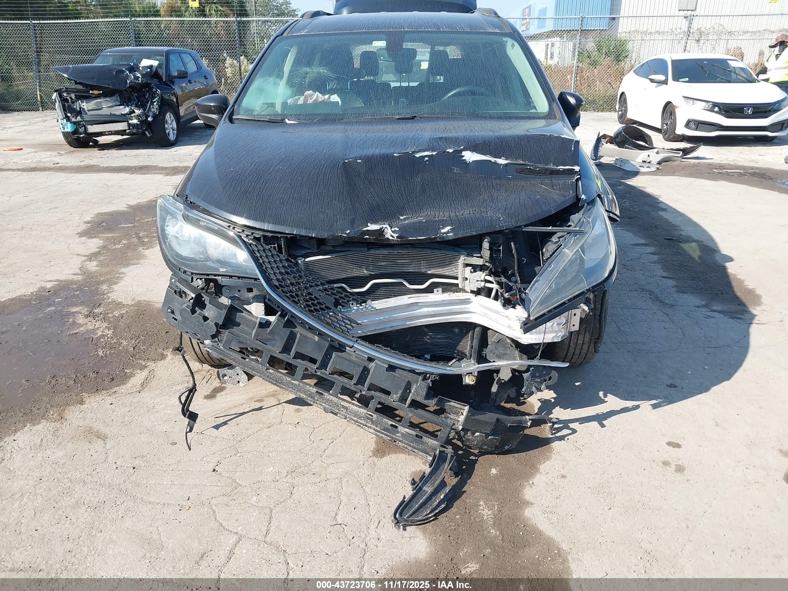 CHRYSLER VOYAGER image 6