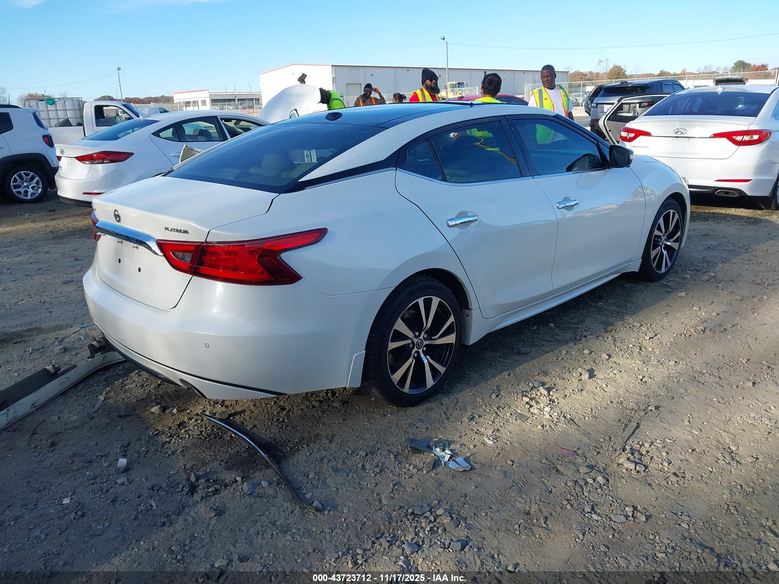 NISSAN MAXIMA image 4