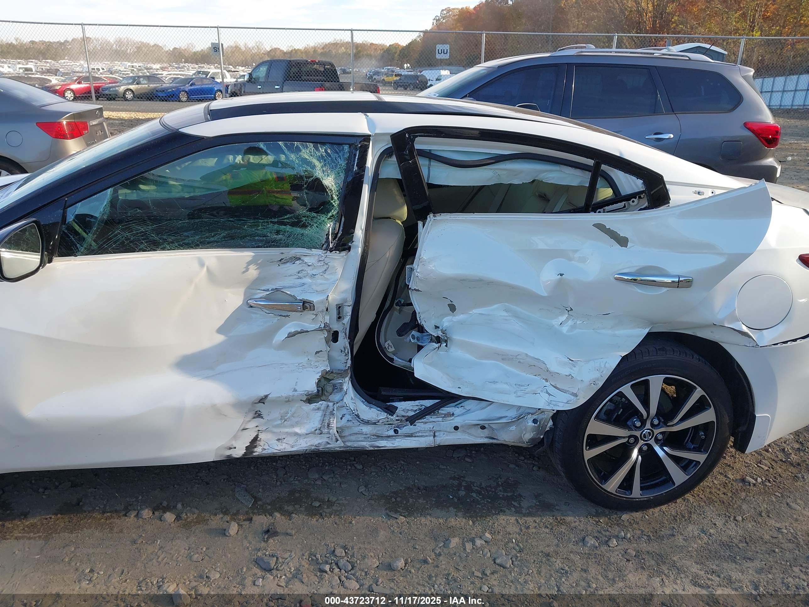 NISSAN MAXIMA image 6