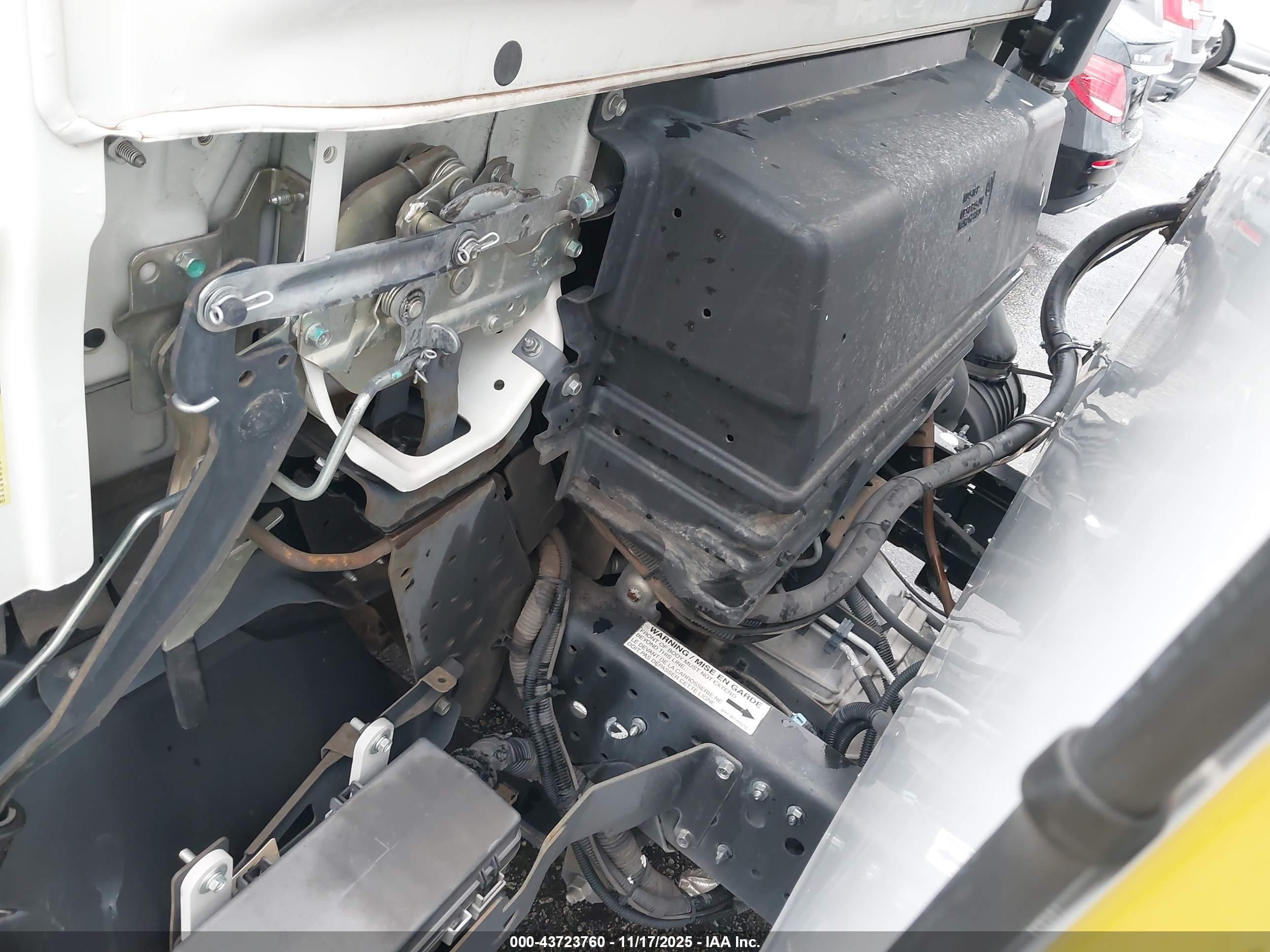 ISUZU NPR image 10