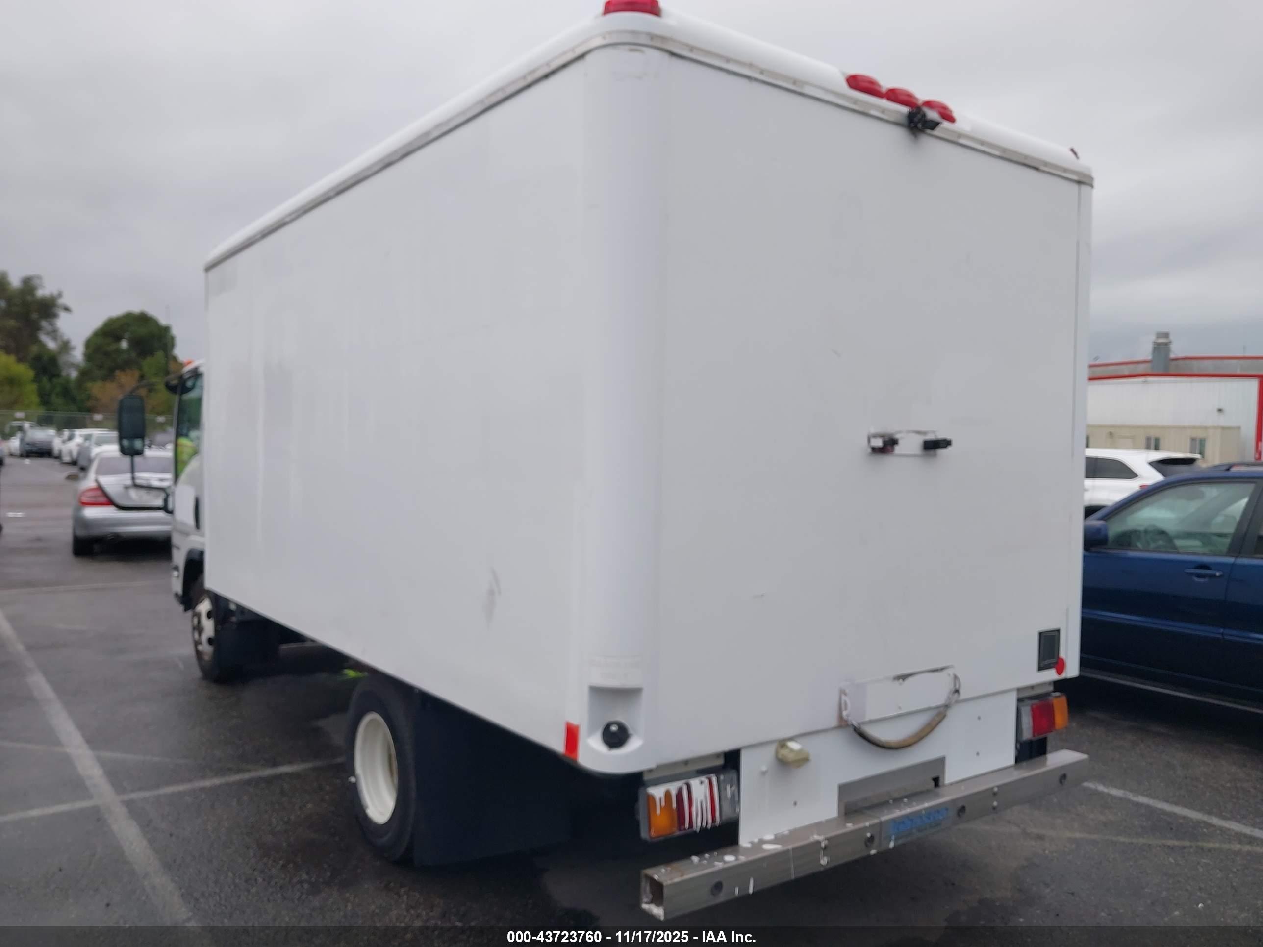 ISUZU NPR image 3