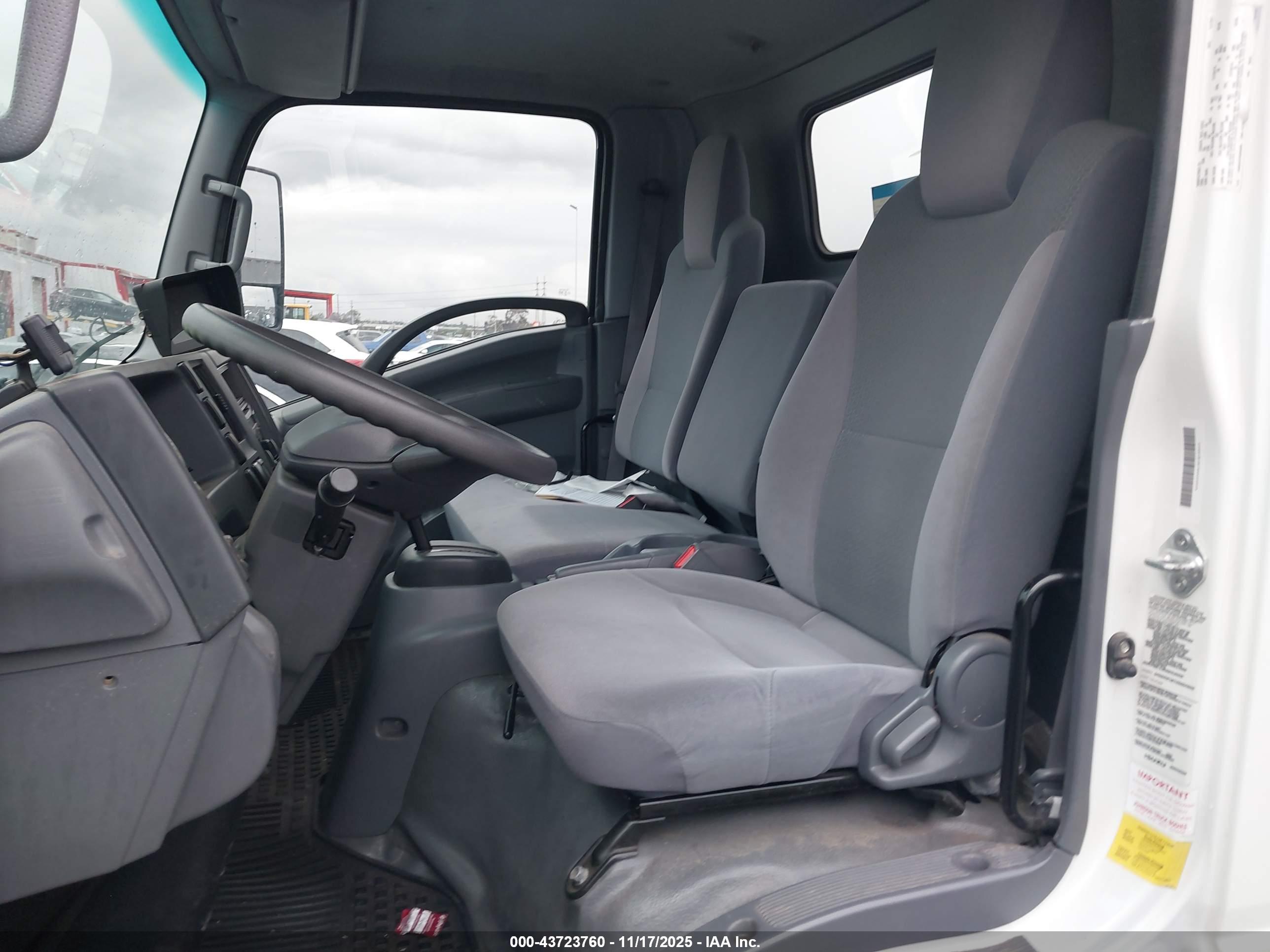 ISUZU NPR image 8