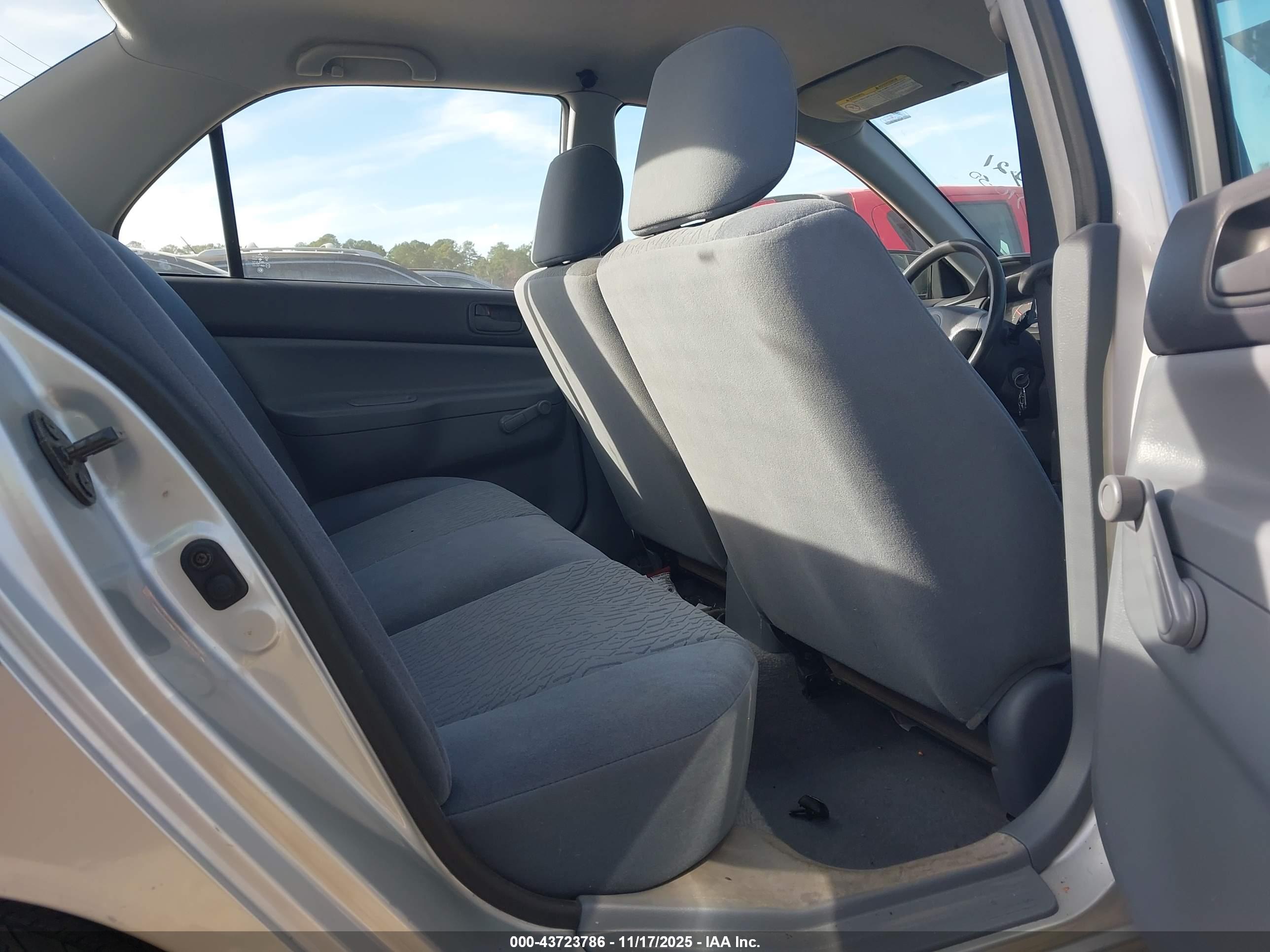 MITSUBISHI LANCER image 8