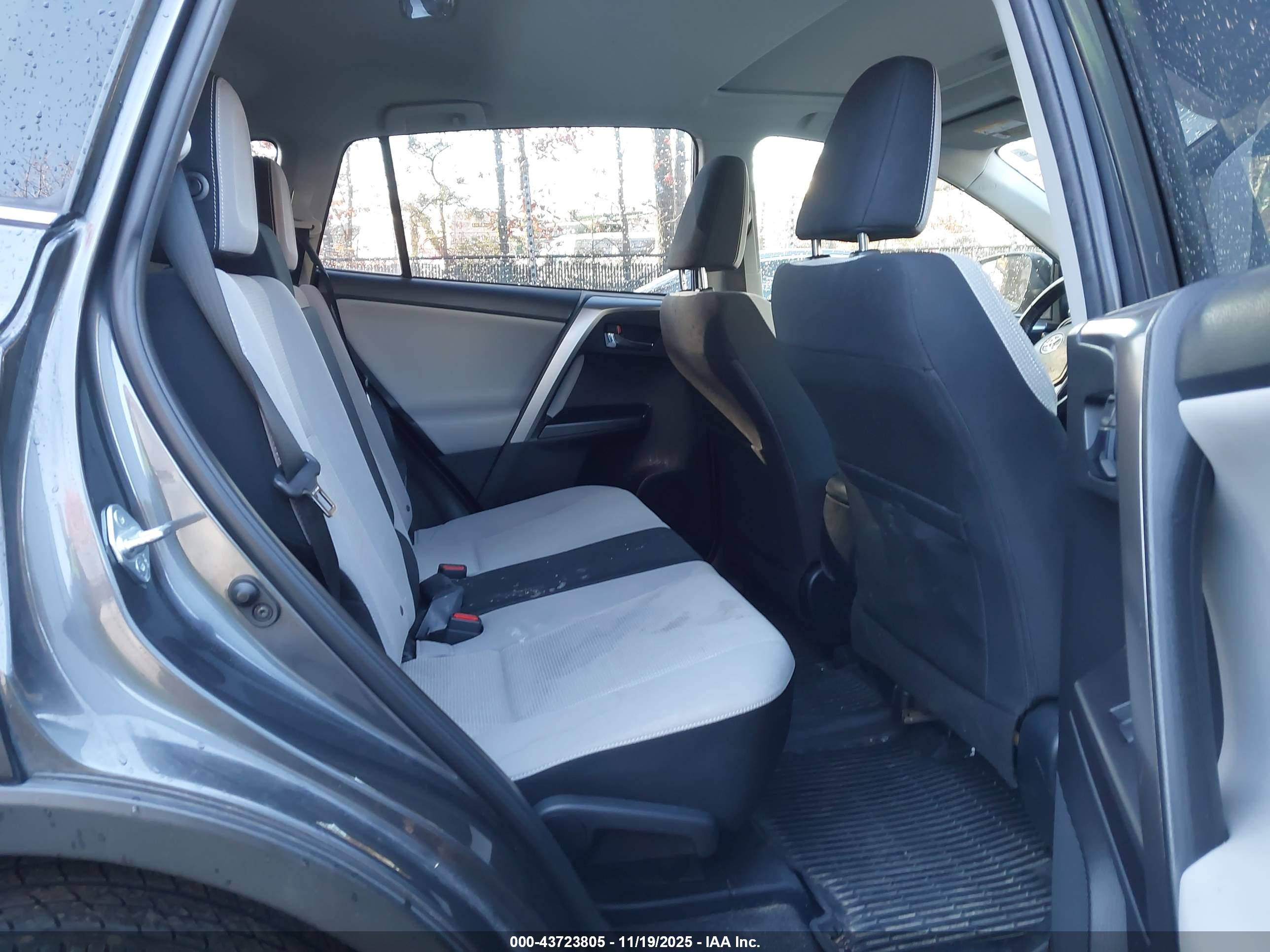 TOYOTA RAV4 image 8