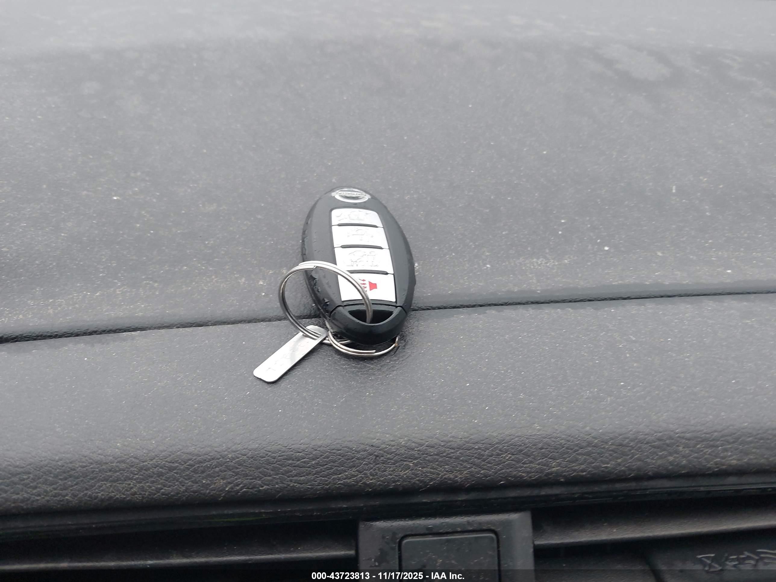 NISSAN LEAF image 11