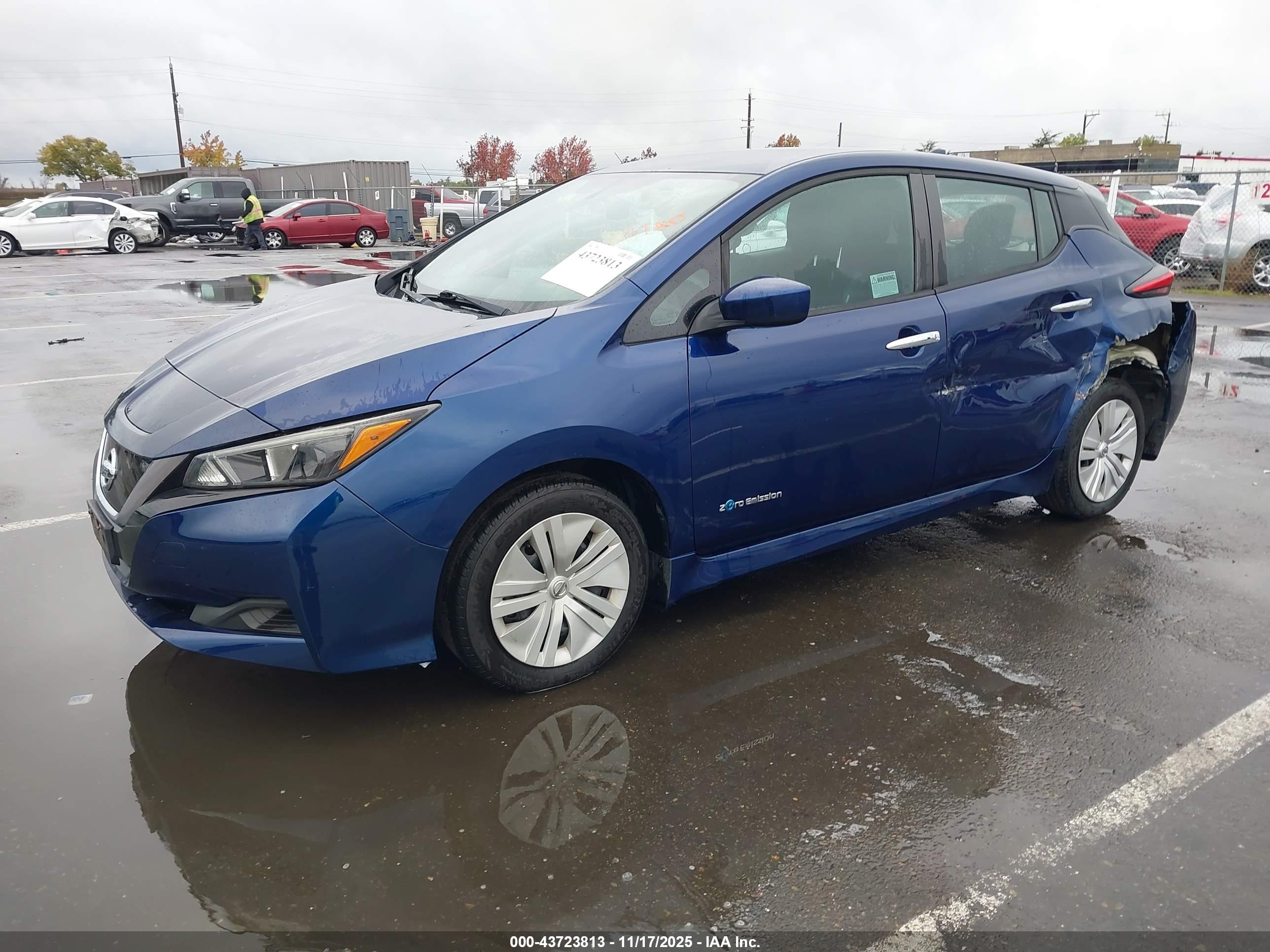 NISSAN LEAF image 2