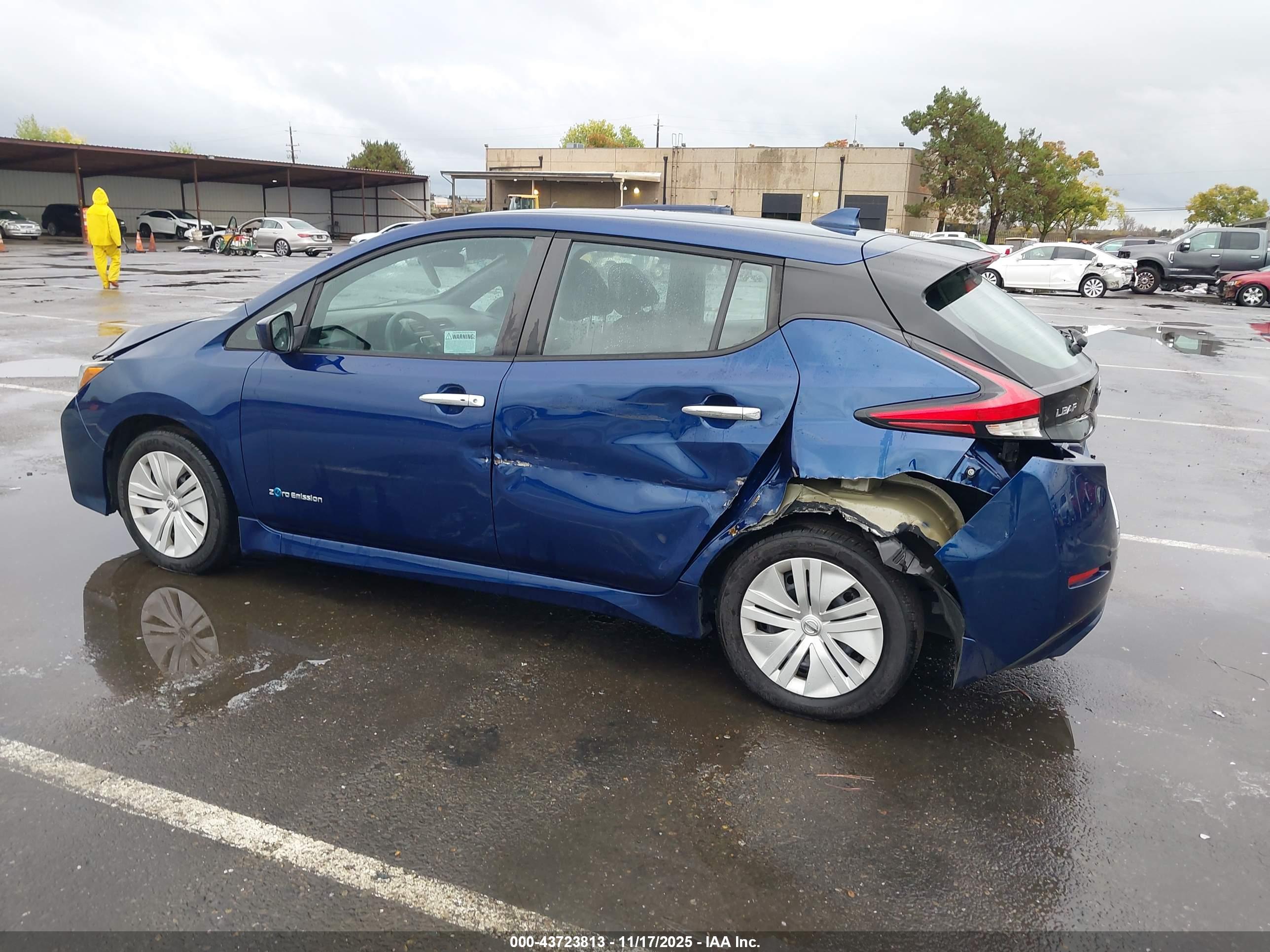 NISSAN LEAF image 6