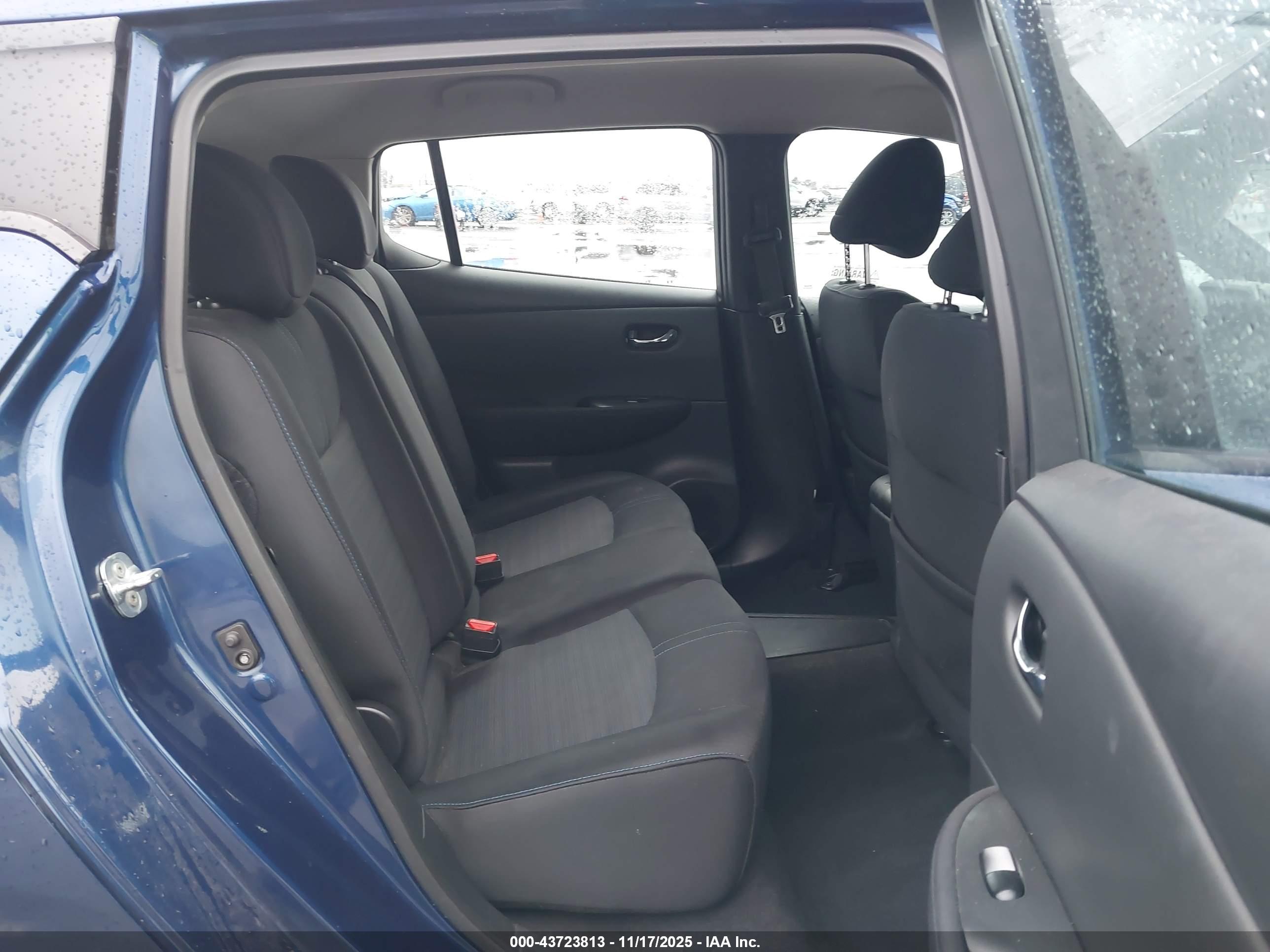 NISSAN LEAF image 8