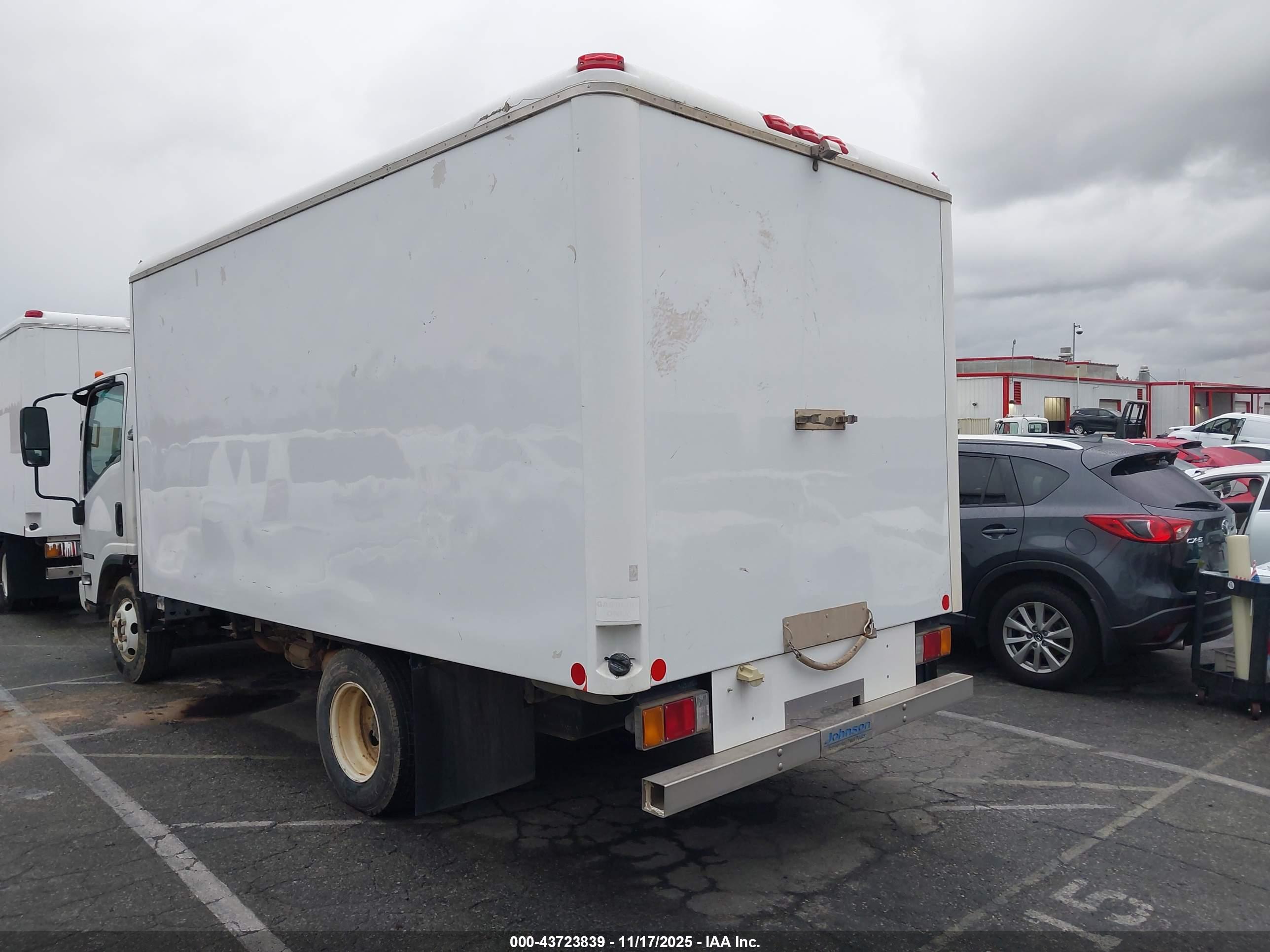 ISUZU NPR image 3