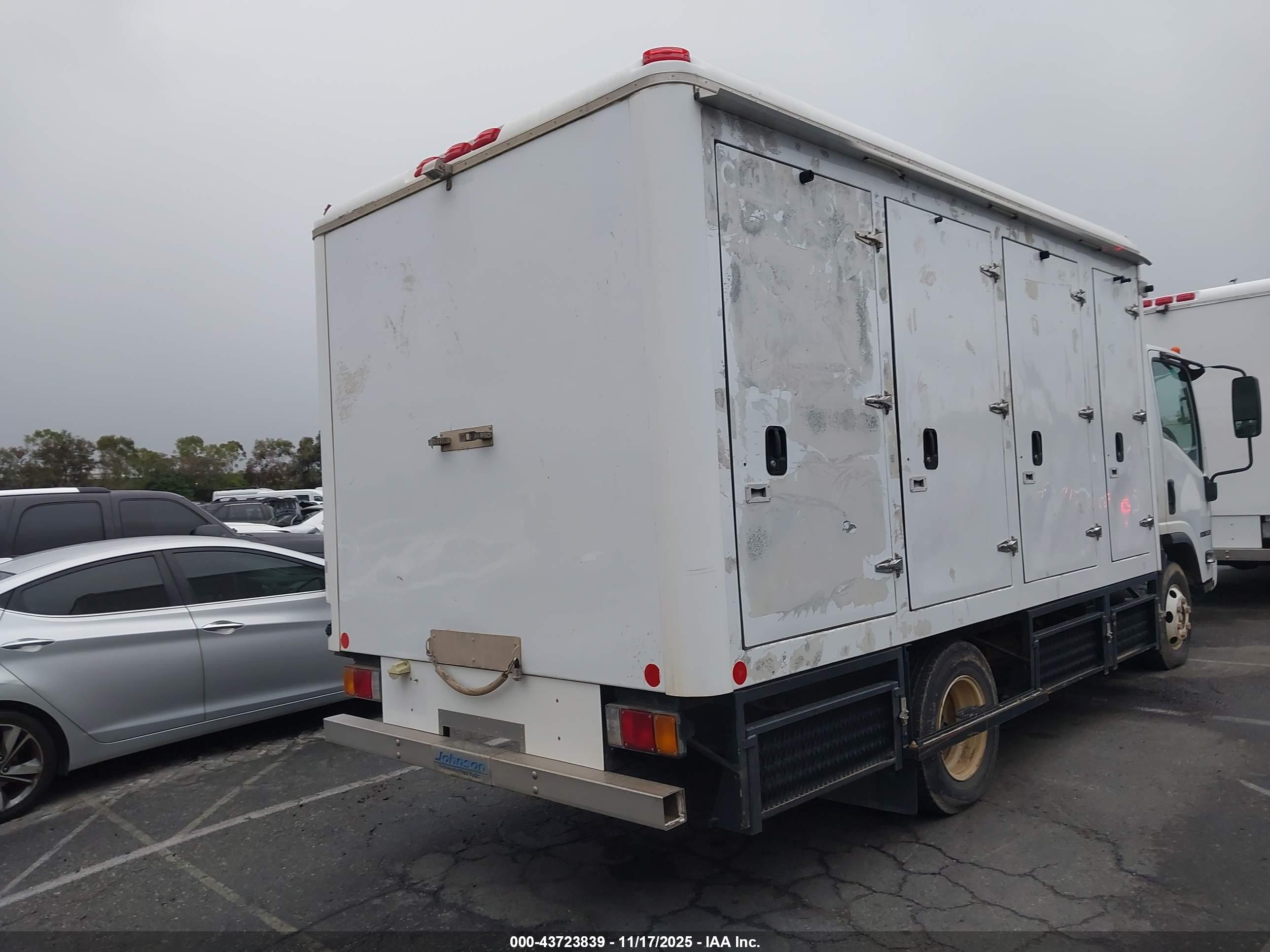 ISUZU NPR image 4