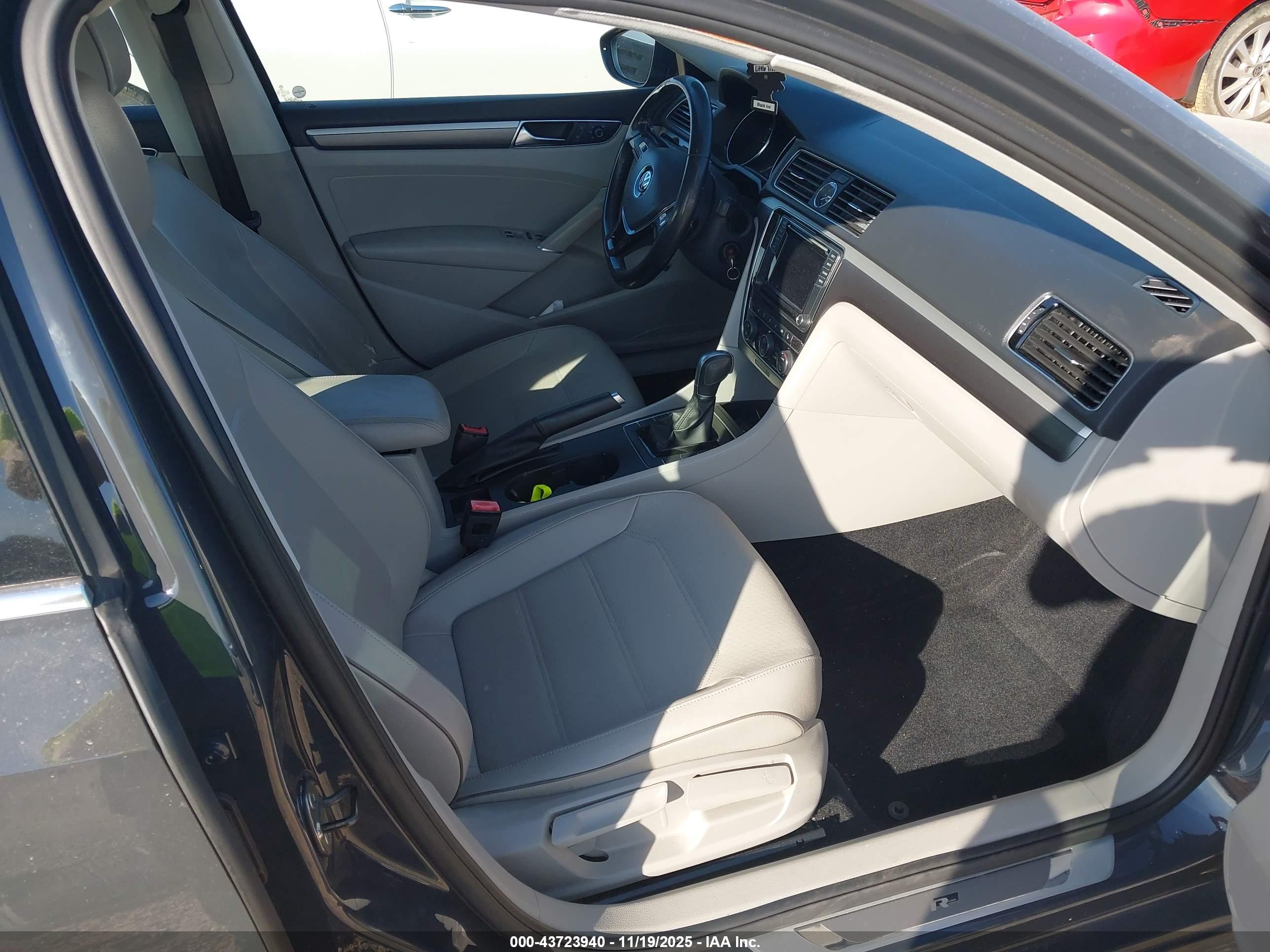 VOLKSWAGEN PASSAT image 5