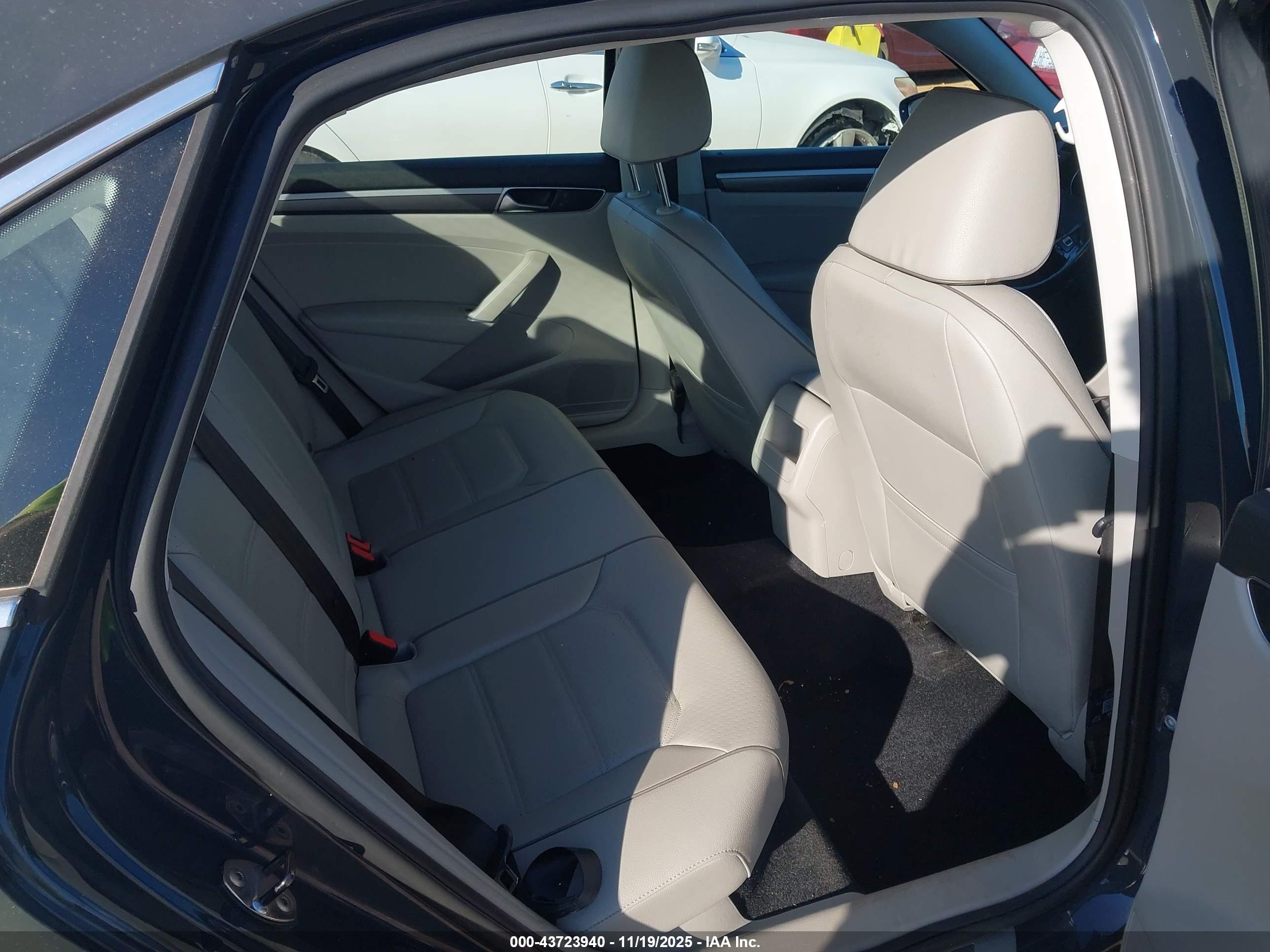 VOLKSWAGEN PASSAT image 8