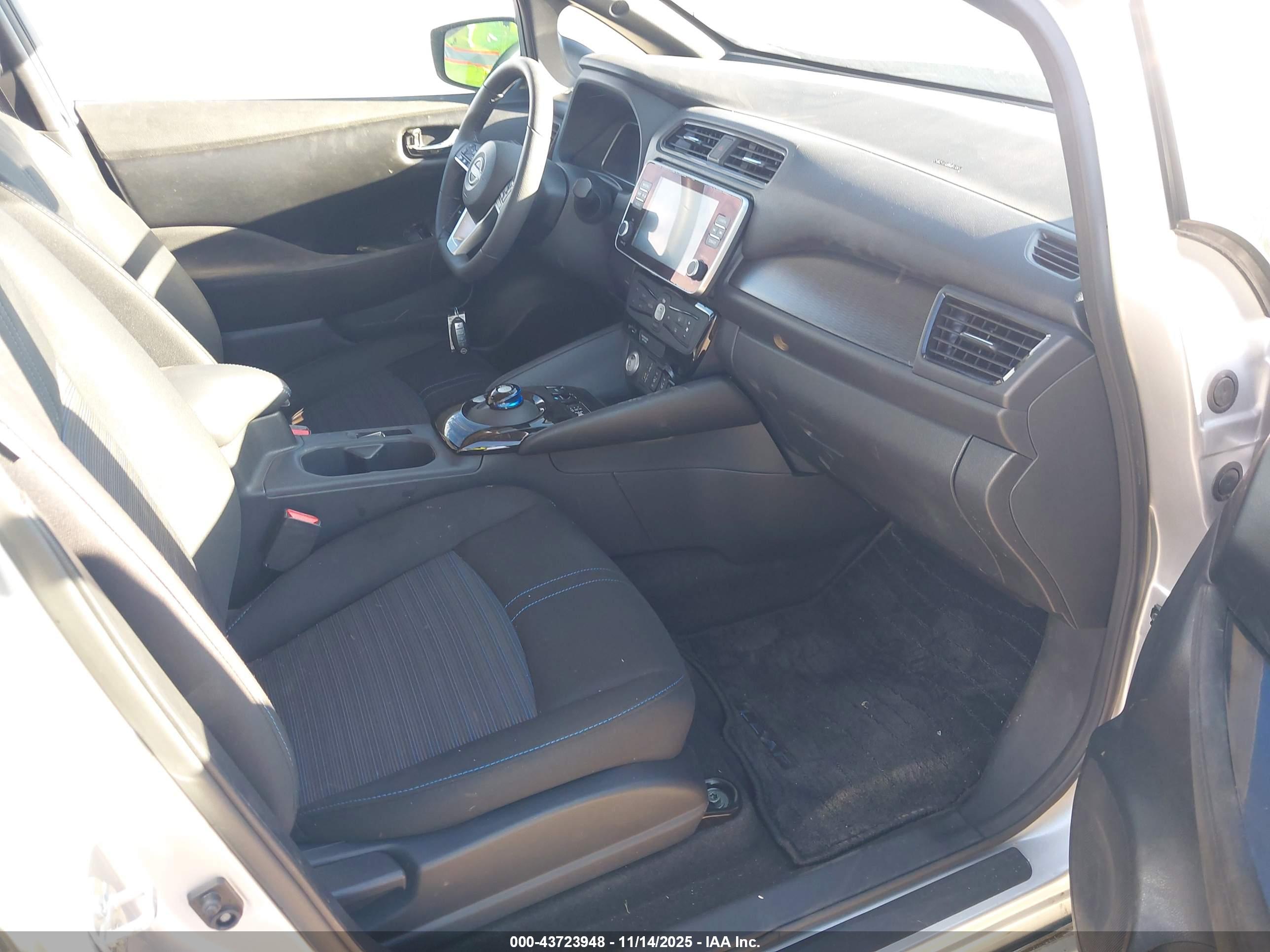 NISSAN LEAF image 5