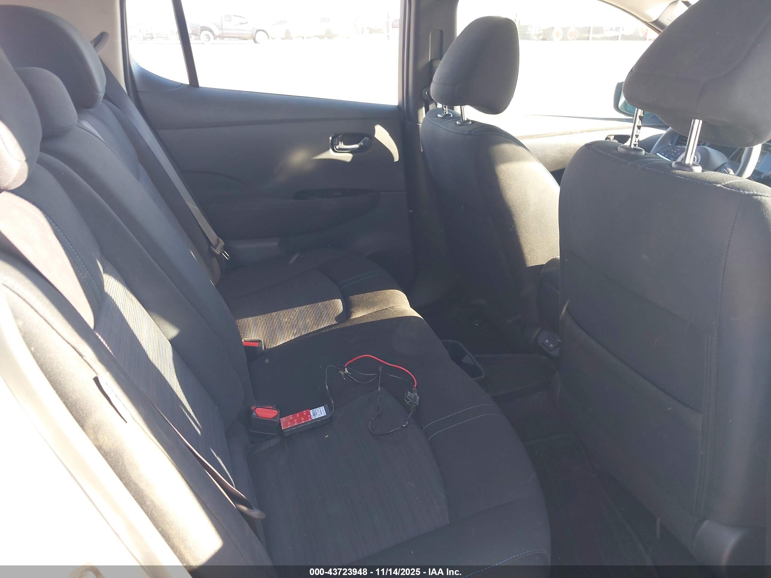 NISSAN LEAF image 8