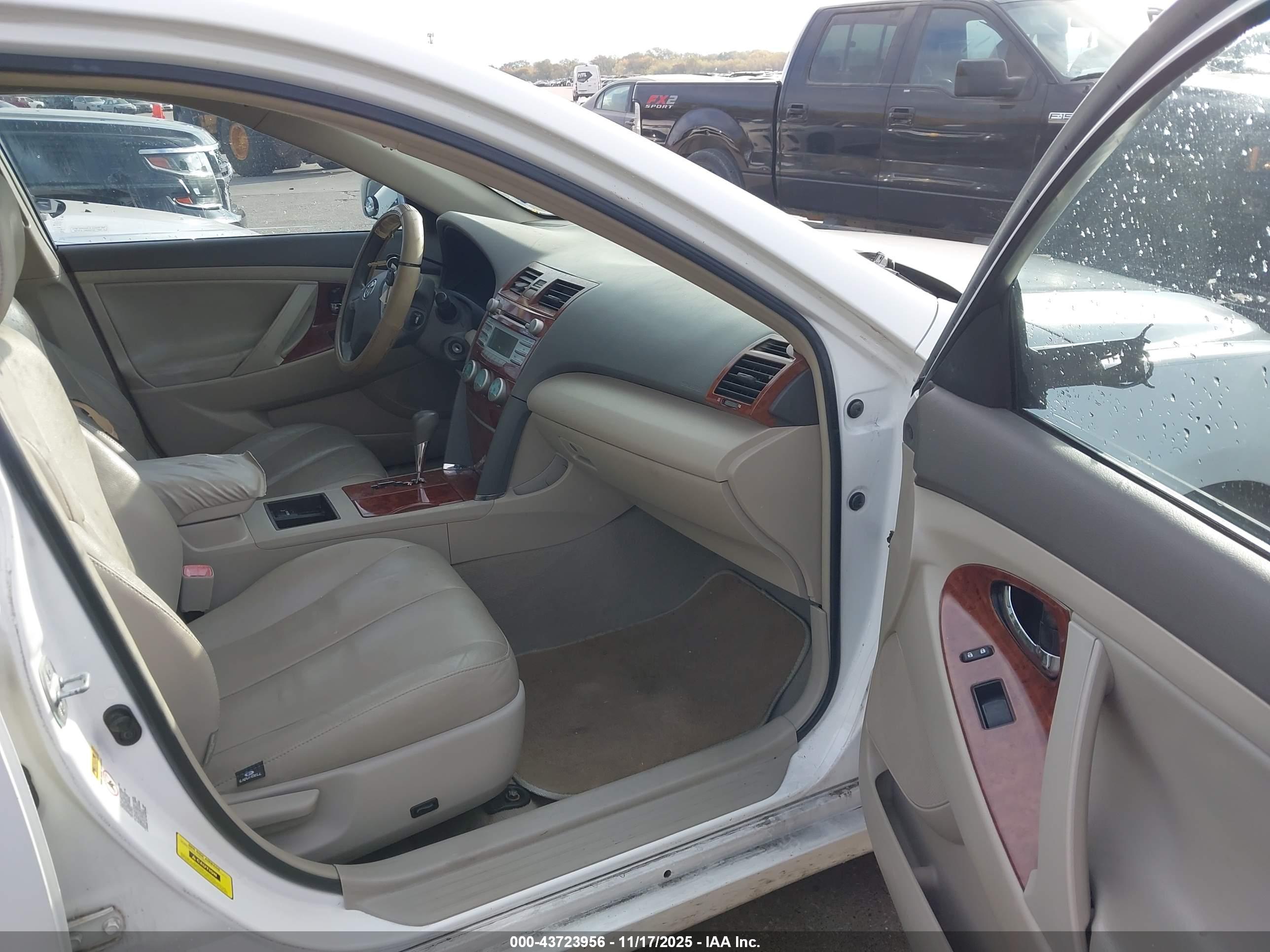 TOYOTA CAMRY image 5