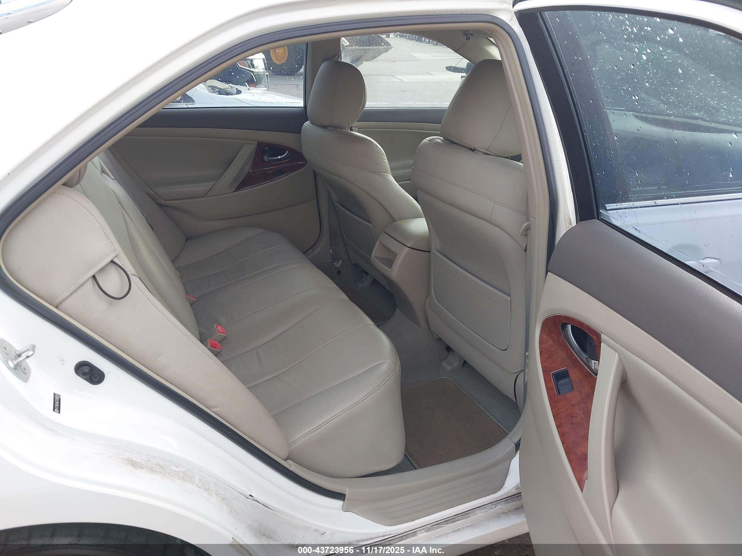 TOYOTA CAMRY image 8