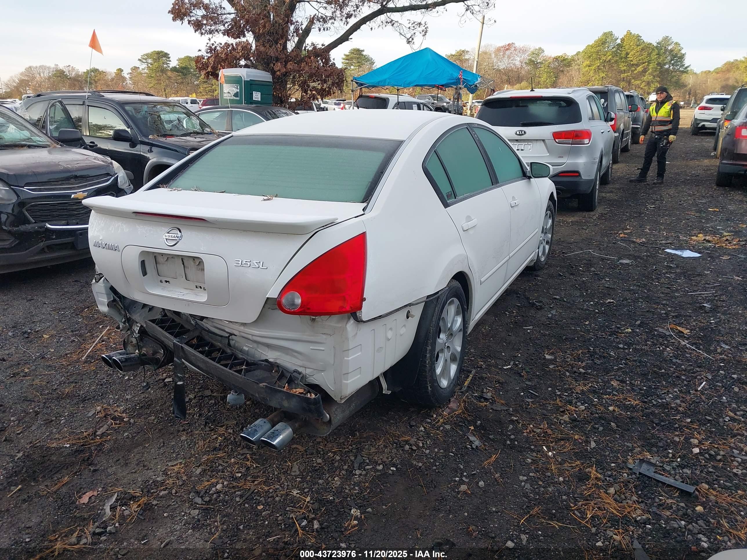 NISSAN MAXIMA image 4
