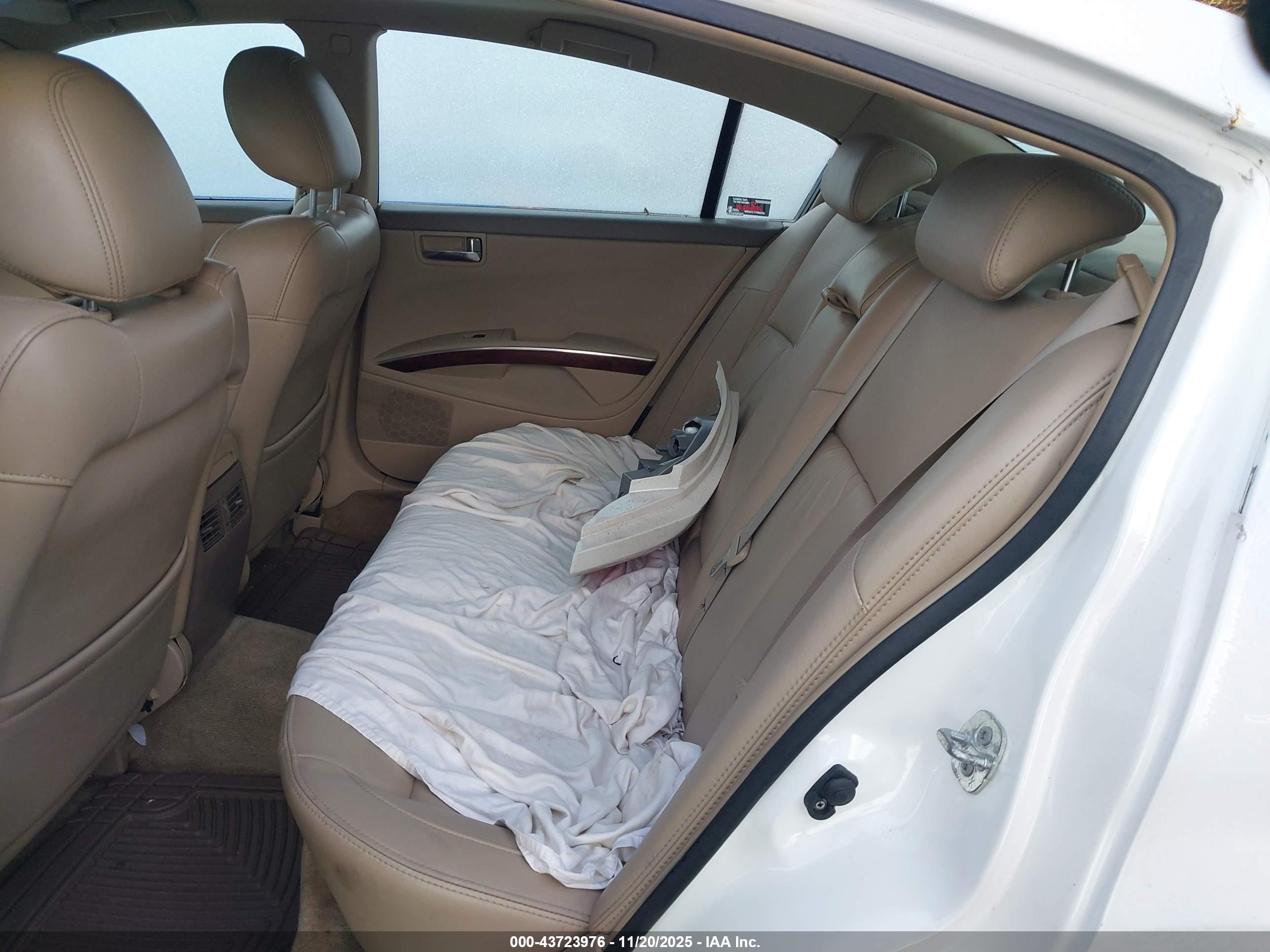 NISSAN MAXIMA image 8