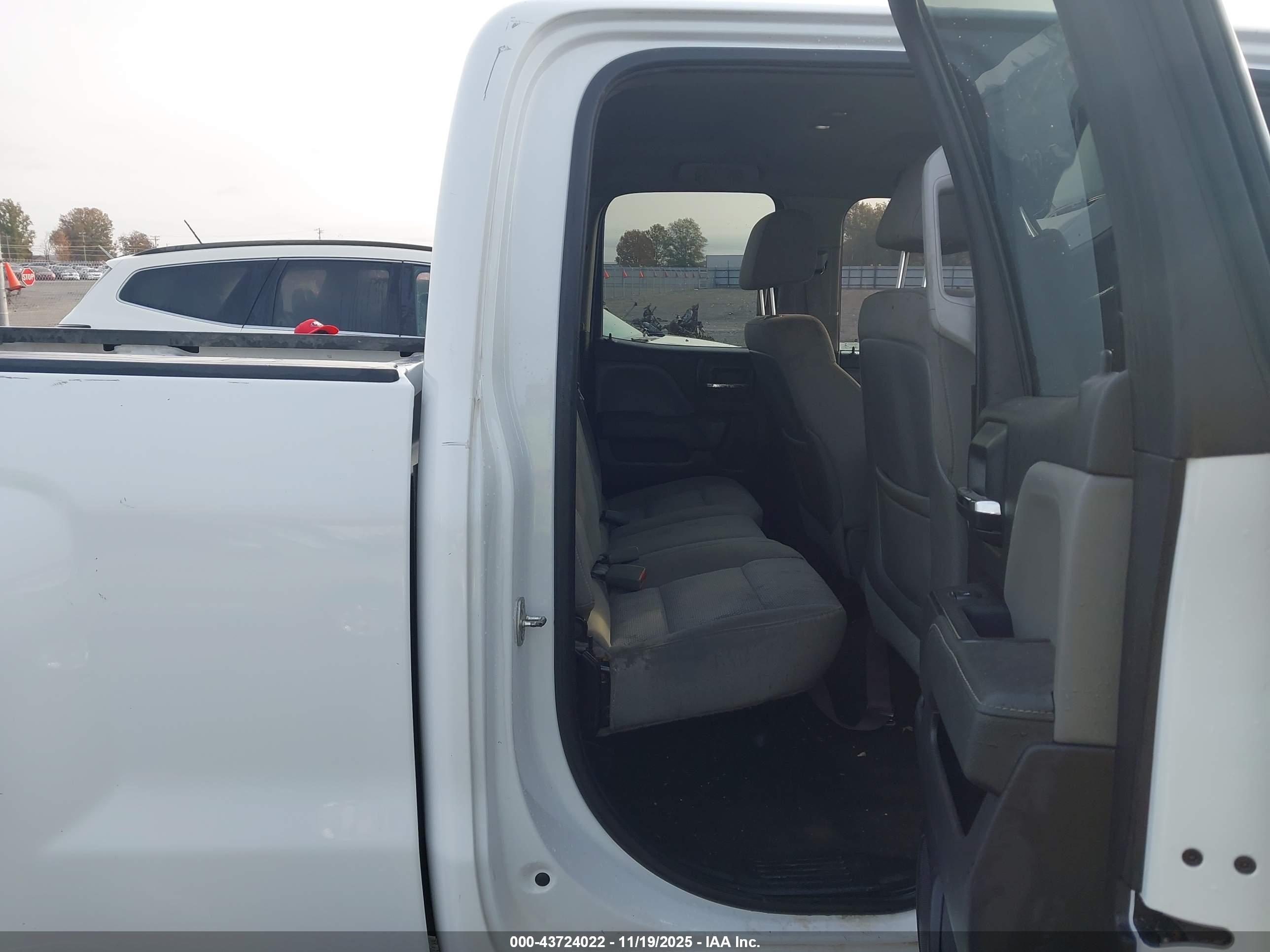 CHEVROLET SILVERADO image 8