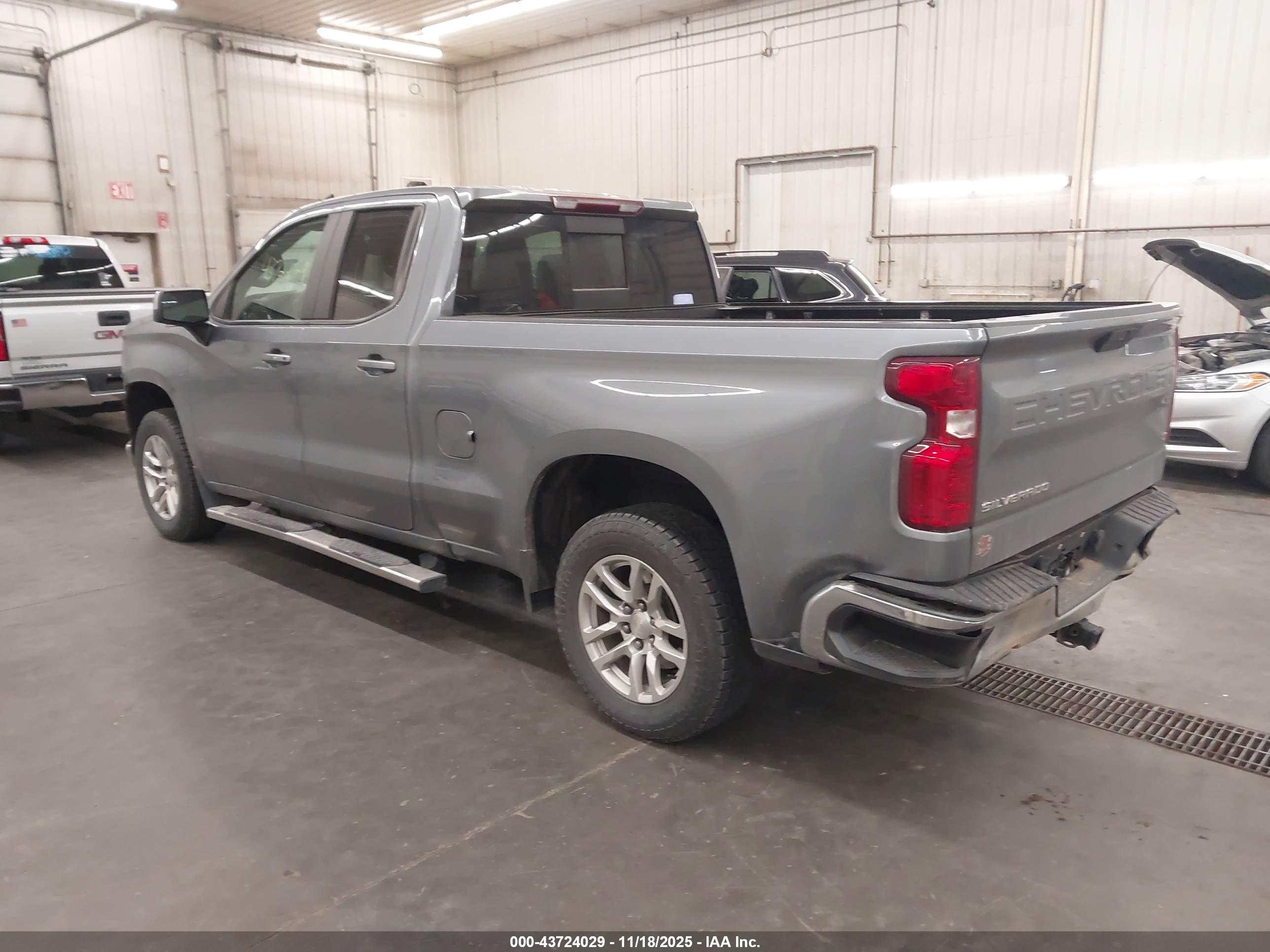 CHEVROLET SILVERADO image 3