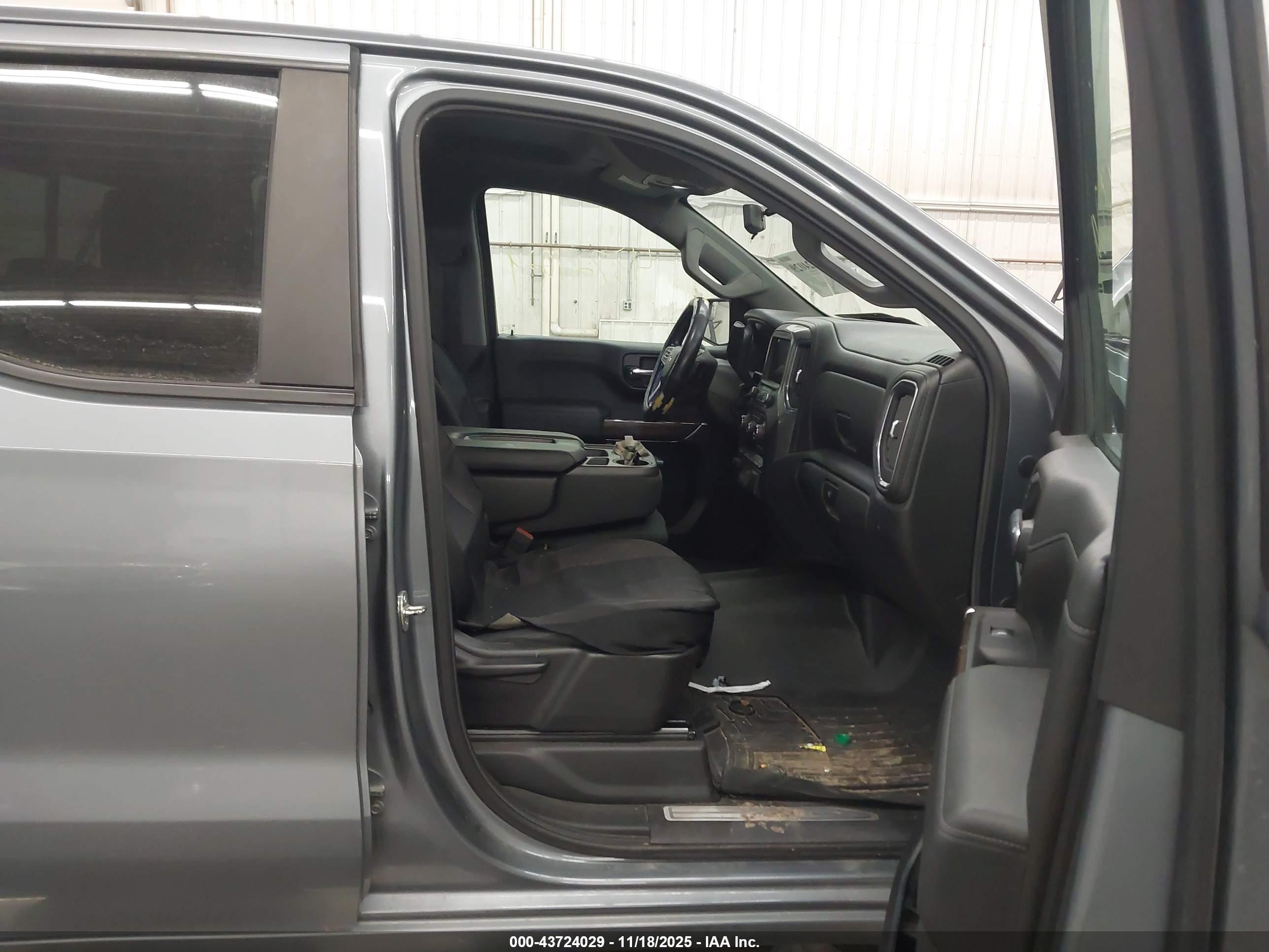 CHEVROLET SILVERADO image 5