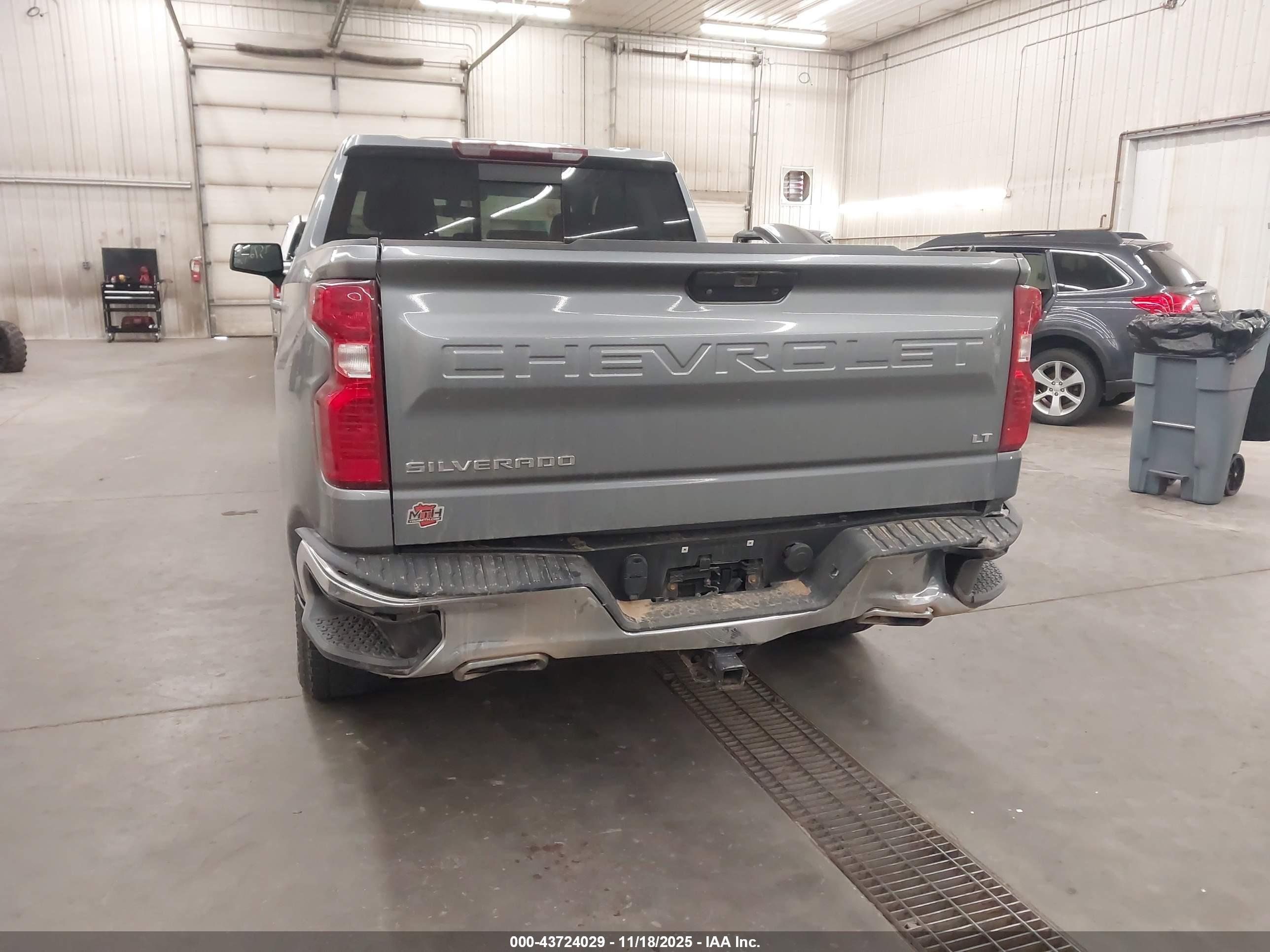 CHEVROLET SILVERADO image 6
