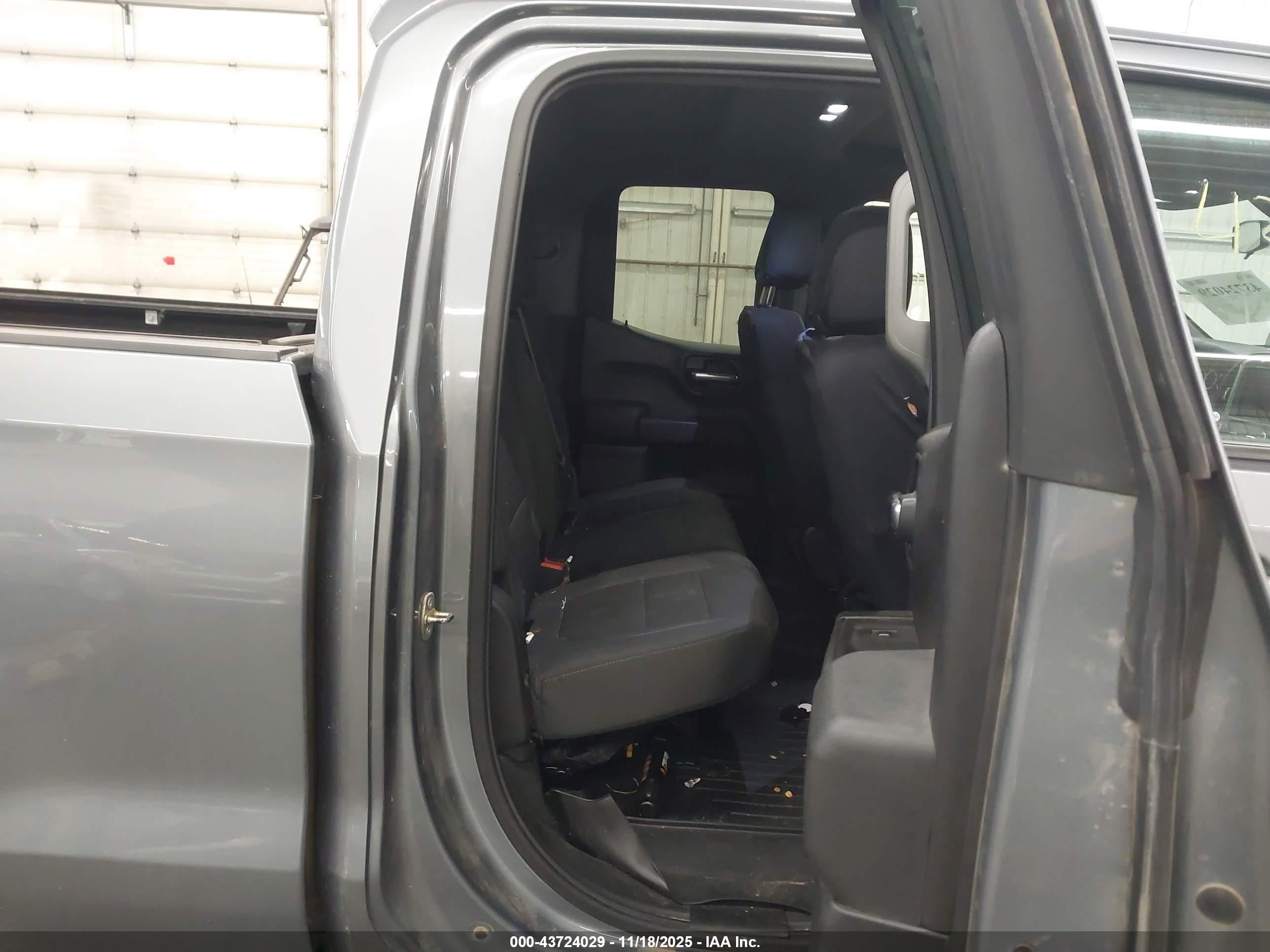 CHEVROLET SILVERADO image 8